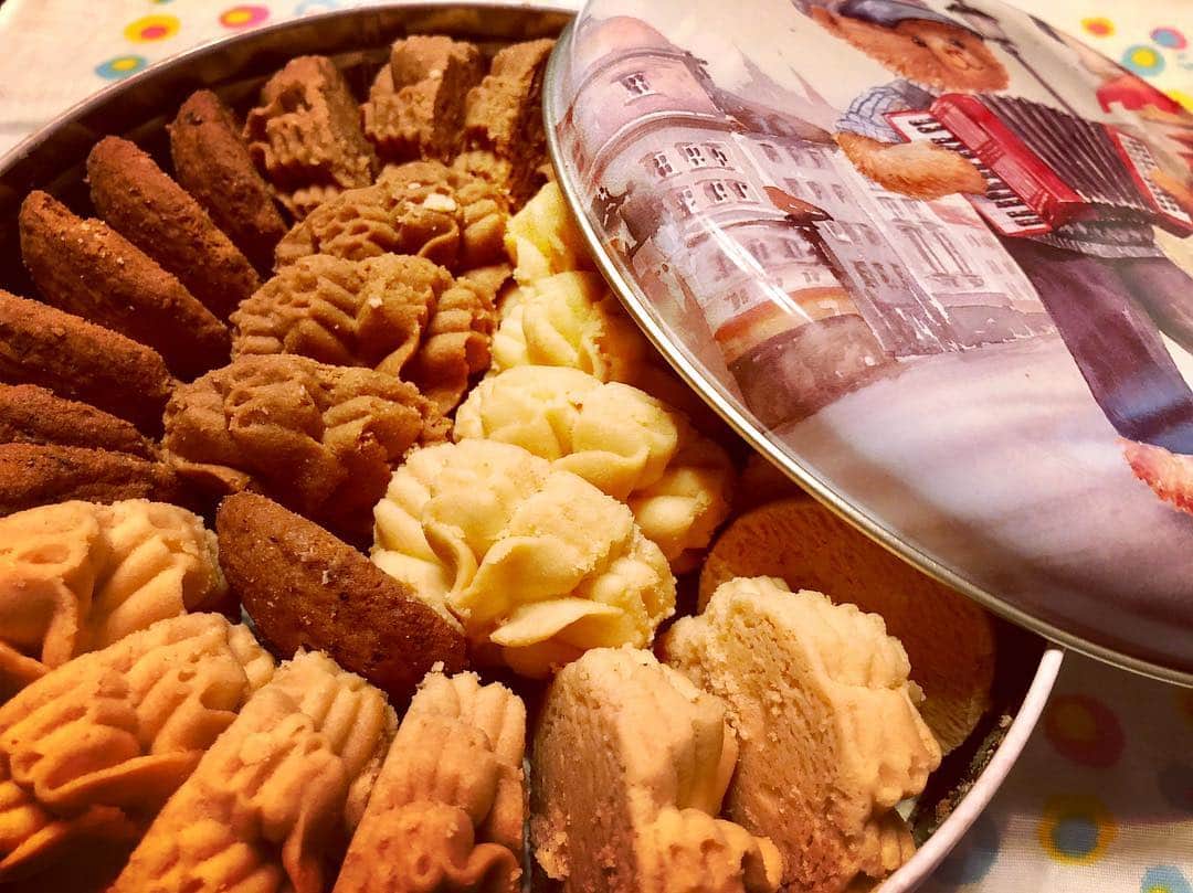 牛窪万里子さんのインスタグラム写真 - (牛窪万里子Instagram)「香港 尖沙咀にある手作りクッキー「ジェニー・ベーカリー」行列ができる程の人気のクッキーと聞いて買ってみました。サクサクしたバター風味のクッキーで美味しいです(^^)缶も可愛らしい♬  #香港 #ジェニーベーカリー #クッキー #サクサク #バター風味 #美味しい #香港スイーツ @hongkong.insta #hongkong #jennybakery #cokkie #instahongkong #珍妮曲奇」4月15日 20時40分 - mariko_ushikubo