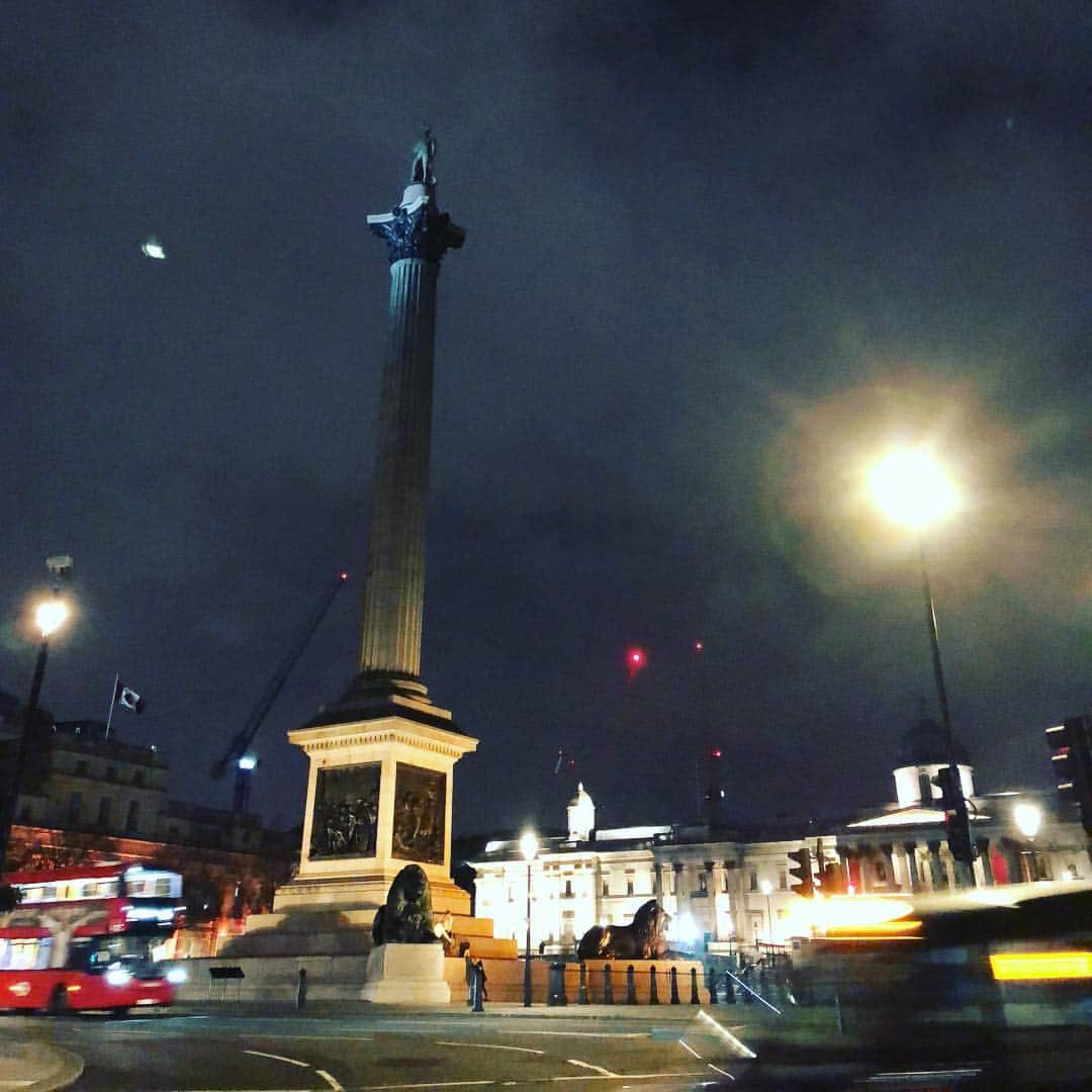 林信行のインスタグラム：「♫Oh, England my lion heart. I don’t want to go♫」