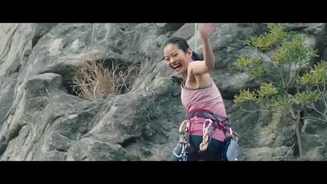 落合恭子のインスタグラム：「🧗‍♀️ JCB Apple Pay TVCM 「ロッククライミング」篇 . 「身軽に行こう。JCBでApple Pay」最新CMに出演しています😊 . ちゃんと登ってます。お父さんとの岩登りキャンプがこんなところで役に立つとは… 今週も軽やかにがんばろー🧗‍♀️🧗‍♀️ . I climbed this amazing TV commercial. . #jcb #applepay #cm #climbing #model #asian #ロッククライミング #岩登り #山で会ったらこんにちは #active #fun #落合恭子 #domo」