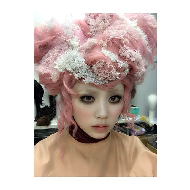 小芝風花さんのインスタグラム写真 - (小芝風花Instagram)「舞台「オーランドー」ポスター撮影の、Before after😂 眉毛を消したら人相悪すぎて、少しツボりました♡」4月15日 23時23分 - fuka_koshiba_official