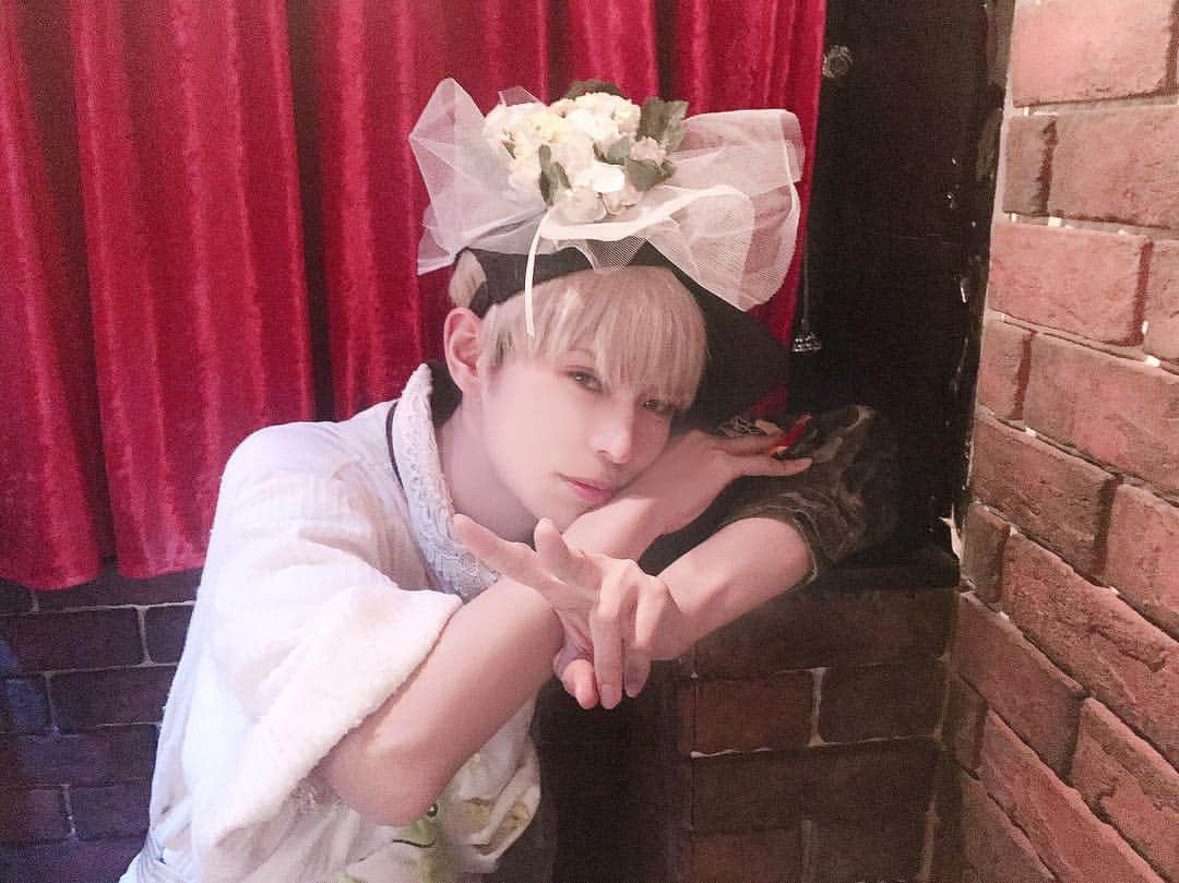 のインスタグラム：「眠い日のピースです」