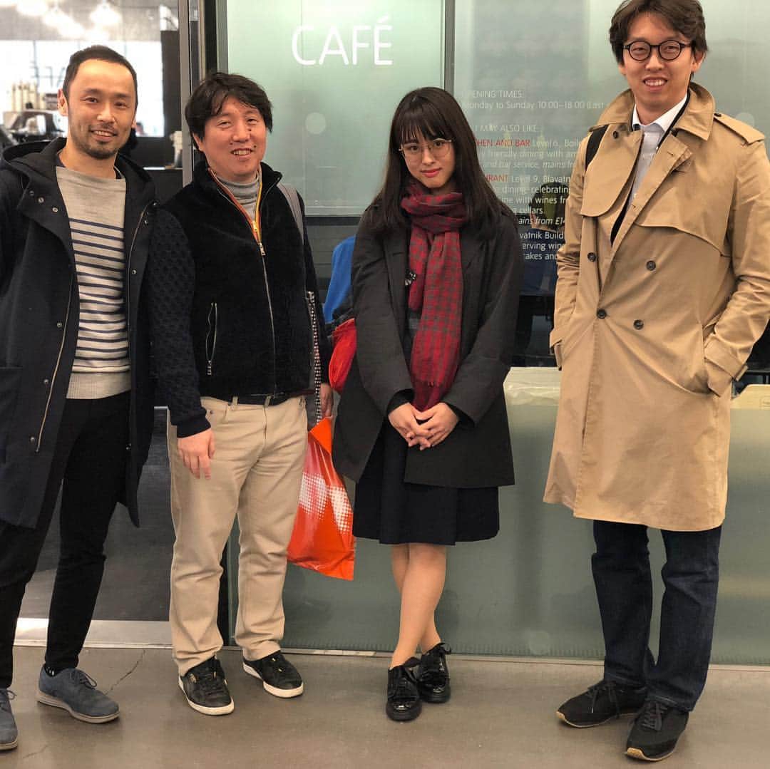林信行のインスタグラム：「襟川さんとの約束果たしにTATE MODERNに時岡さんと行く→メルカリ立ち上げメンバーでUK在住、UK版アプリ作ってる大庭さんと合流→後から声かかり振り返るとチャールズ皇太子の秘書官の一人だったFei Feiが!私以外はそれぞれ初対面の3人とめちゃくちゃ濃密なお茶タイム at TATE Modern。きっかけは襟川さん。そして会話の中で金子順さんとバースリー朝香さんがロンドンにいると聞く。次回、ロンドン来た時、パーティー開くので皆集合！」