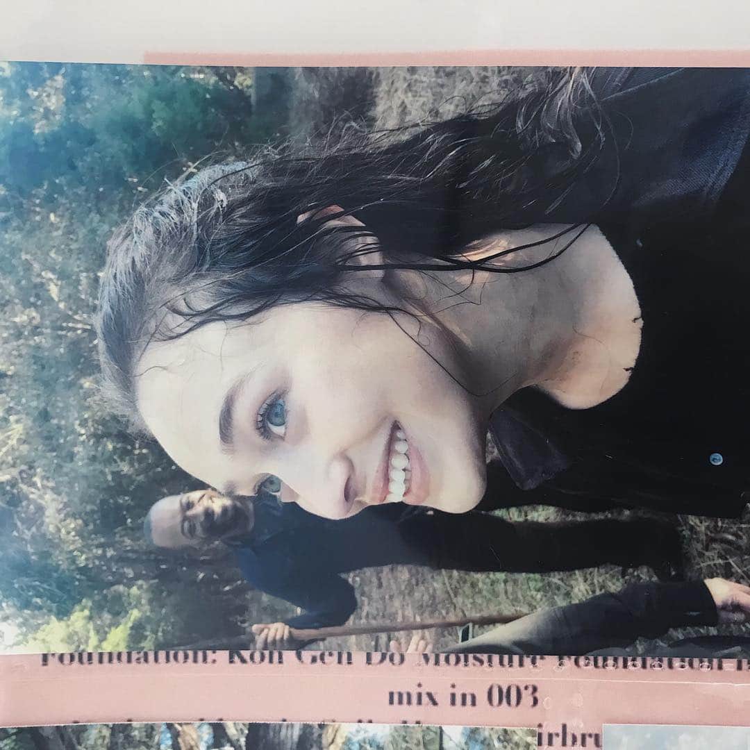 アリシア・デブナム・キャリーのインスタグラム：「A little BTS 📸. Smiling because @feartwd is back with season 4 tonight!! 😍 You might just spot a little Lennie James there in the background... 💅🏼💀 #feartwd」