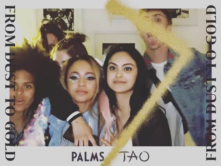 ナタリア・ダイアーのインスタグラム：「still pulling glitter out of my hair! thanks for having us @taola @palms #PalmsLV」