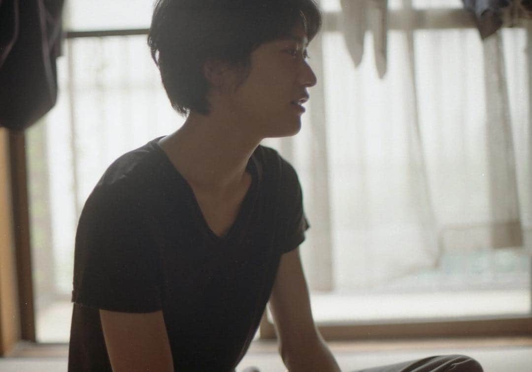 花盛友里のインスタグラム：「#寝起き男子 写真集絶賛製作中。 いよいよ来月だーよー！ 写真は会社員の鈴木ゆうきくん。 男3人で暮らしてる一軒家にお邪魔して撮影したよ。 面白い家だったなー！ . @neokidanshi」
