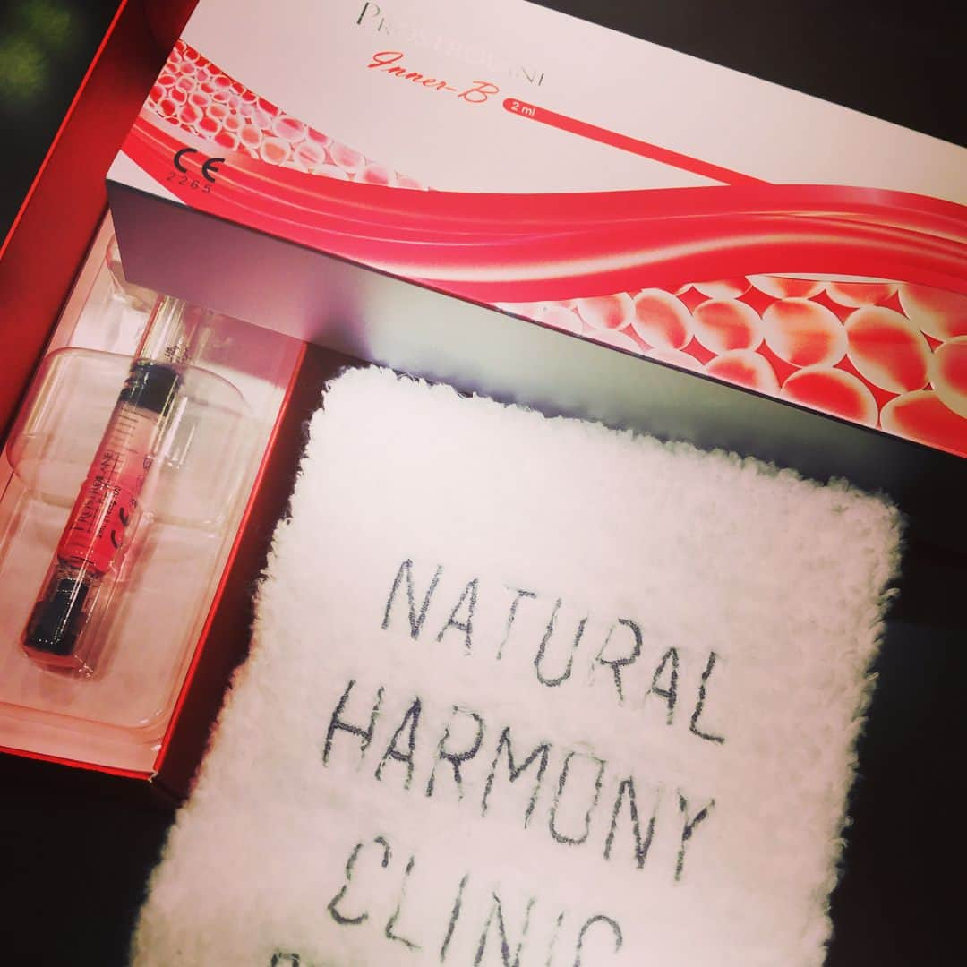 NATURAL HARMONY CLINICのインスタグラム：「本日は世界初！ペプチドの作用で優れた効果を発揮する新しい脂肪溶解注射プロストロレーンのご案内です！ 〝脂肪の分解を促進＋脂肪の合成を抑制〟することで、気になるところに注入するだけで短期間での部分痩せを実現するすごい脂肪溶解注射でございます！  さらに従来の脂肪溶解注射よりもお痛みも少なくなっております!  今ならキャンペーンで 1本(2cc)¥25,000→¥19,800  興味のある方はお気軽にご連絡下さい！ お待ちしております😊  フリーダイヤル 📞0800-800-4977 東京都渋谷区神宮前6-25-14 神宮前メディアスクエアビル5階  #明治神宮前#渋谷#原宿#表参道#美容皮膚科#アンチエイジング#PRP#繊維芽細胞 #脂肪溶解注射#部分痩せ #インスタgood #インスタ映え #プロストロレーン#夏までに痩せる #楽して痩せたい #美肌#ナイスバディ#代謝アップ#脂肪燃焼#ダイエット」