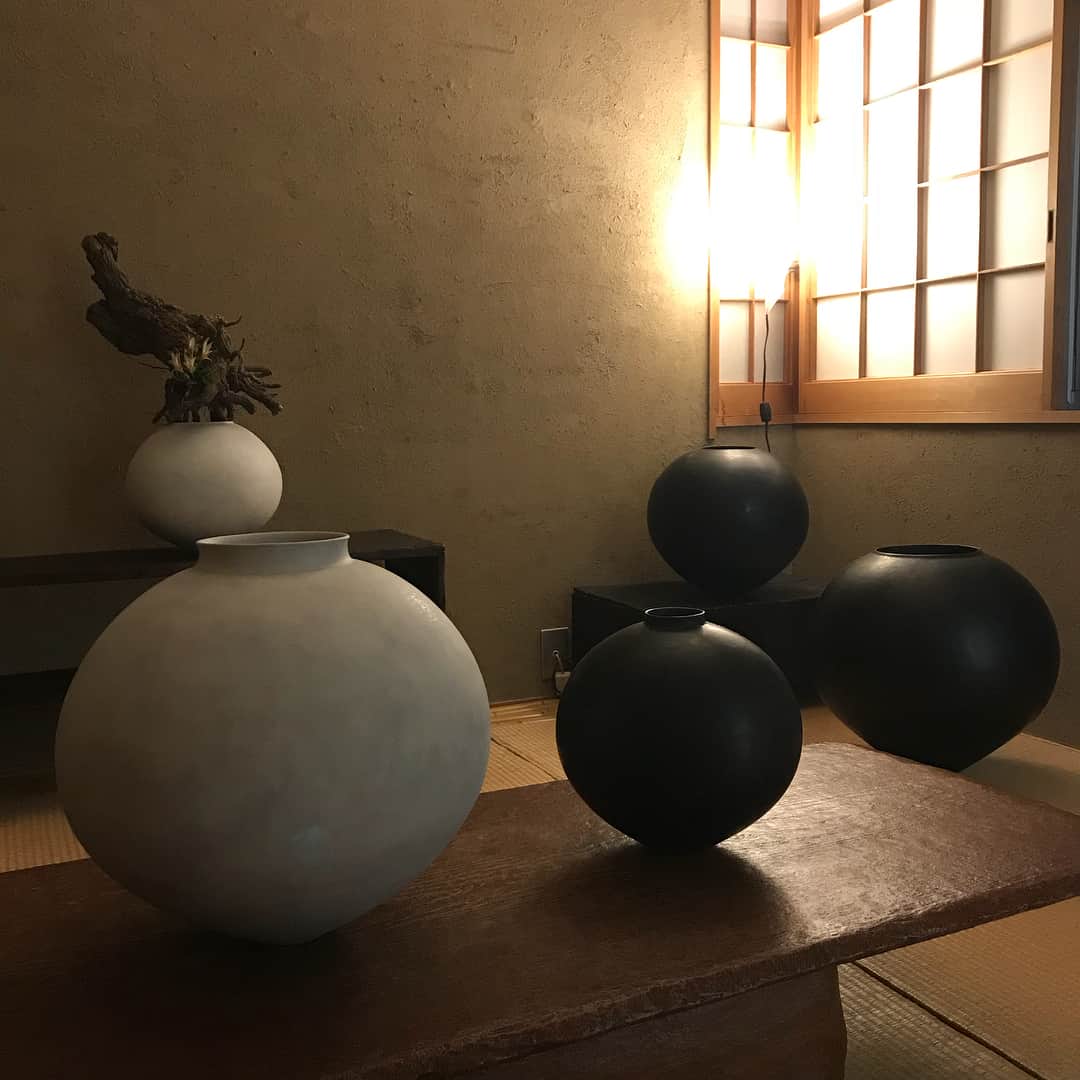 吉村民さんのインスタグラム写真 - (吉村民Instagram)「福島県郡山市で作陶をされている安齊賢太さんの作品展が而今禾で開催されているので、 レセプションにお邪魔してきました♡ (次の日も行ってしまいましたが)  安齋さんの作品は 美しいフォルムと 陶で作られたボディの上に8度くらい漆を塗り重ねて磨いた独特の質感が魅力的で 我が家は 安齋さんのギャラリーですか？というほど、安齋さんの壺や食器が沢山あります⭐️ 今回はじめて、安齋さんにお会いして、お話をさせていただいたのですが、 とても爽やかで、真摯に作品制作に向き合っている姿勢が カッコイイ方でした✨✨ 開催期間	は2018年4月13日（金）〜4月23日（月）13：00-18：00	 ですが、 すでに品薄になってきています💦 而今禾でお話をさせていただいた、同じく安齋さんファンの方によると、 安齋さんの作品を入手するのは難しいとのことです！  気になる方は、是非 而今禾に行ってみてください‼️ 開催場所	Jikonka TOKYO 〒 158-0081東京都世田谷区深沢7-15-6 定休日	火曜日、水曜日、木曜日 お問い合わせ	　03-6809-7475  #而今禾 #jikonka #安齋賢太 さん #陶芸家 #うつわ #うつわ好き #壺 #漆」4月16日 17時04分 - yoshimuratami