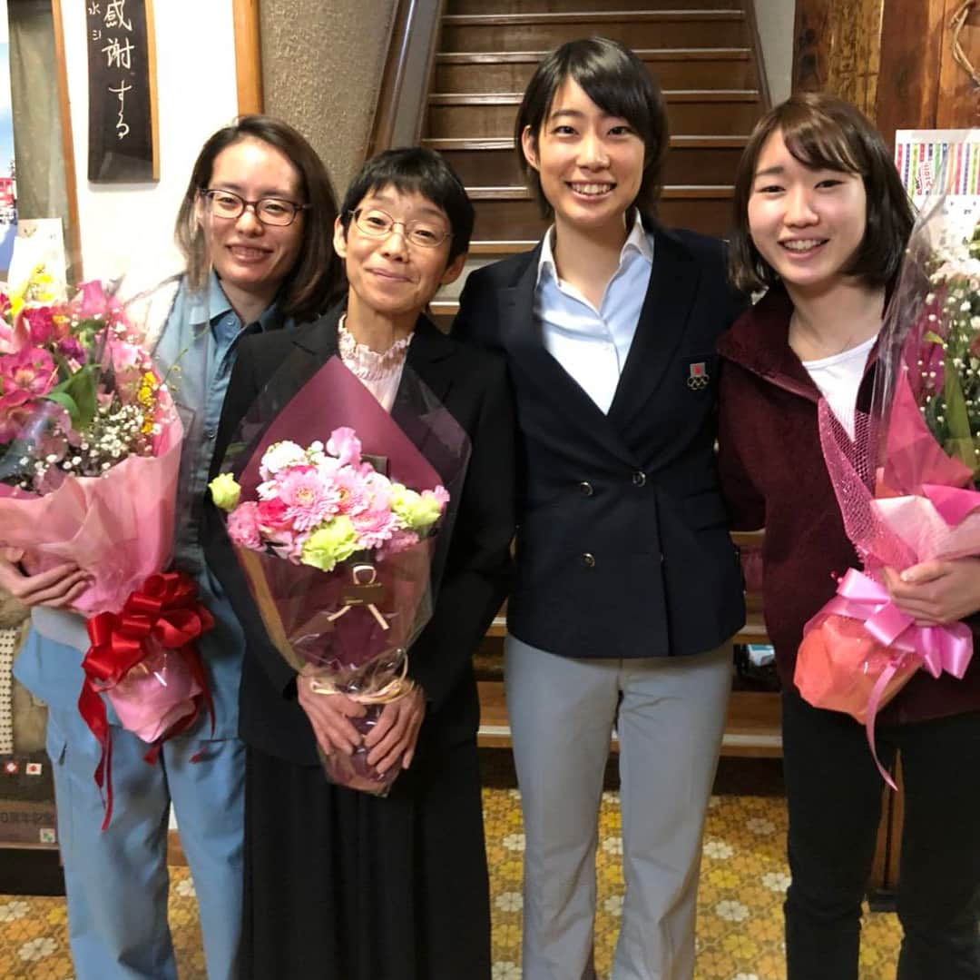 岩渕香里さんのインスタグラム写真 - (岩渕香里Instagram)「シーズンが終わってからの岩渕香里シリーズ①  上田市、菅平で報告会をさせて頂きました。素敵なお花をたくさんいただいて家族も喜んでくれました！3枚目の写真、ミニマムな私の母と姉妹です笑  壮行会に出席する事が出来なかった分、応援してくださった方々に直接お会い出来て嬉しかったです！」4月16日 16時50分 - i_am_kaoriiwabuchi