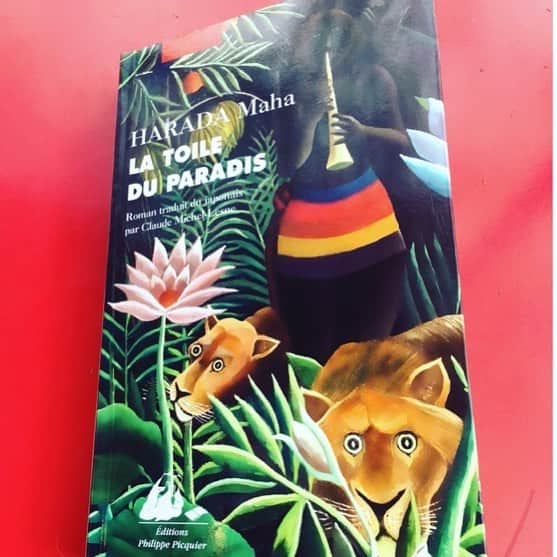 原田マハのインスタグラム：「Here comes French version! 「楽園のカンヴァス」フランス語版ができました！いつかルソーの物語を書きたいな…と着想したのは21歳の時。作家になる前にラヴァルにあるルソーのお墓参りに行き「いつかあなたの物語を書きます」と念じてから17年。夢がかなった。また行かなくちゃ、ルソーに会いに。 Photo: repost  Sarah Belmont's Twitter ＃haradamaha #latoileduparadis #paris #laval #ecoledeparis #rousseau #henrirousseau #museedorsey #moma #museumofmodernart #newyork #basel ＃editionsphilippepiquier #原田マハ #楽園のカンヴァス #アンリルソー #新潮社  https://www.amazon.fr で予約受付中」