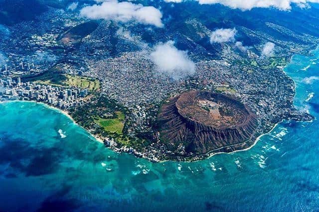 のインスタグラム：「おはようございます！今週は上空から見た#オアフ島 の絶景でスタート📷みなさんも#オアフ島 を上空から撮影した写真お持ちですか？シェアしてくださいね！ Photo by @scottevanphotography（インスタグラムフォロワー）」