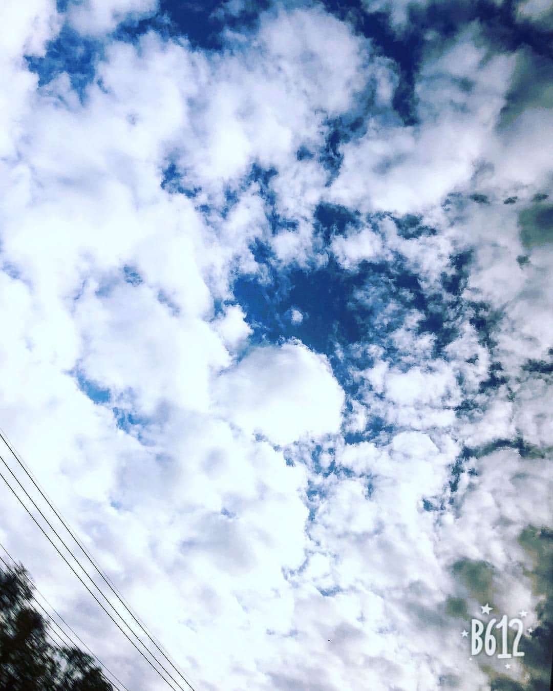 本庄鈴さんのインスタグラム写真 - (本庄鈴Instagram)「・ ・ 吸い込まれそうな空 ・ 晴れて何よりです🍀 撮影行ってまいります🙋‍♀️🌟 ・ ・ ・ ・ #朝一#空#不思議な#雲#まだまだ#情緒不安定#地球#🌏」4月16日 9時00分 - honjo_suzu