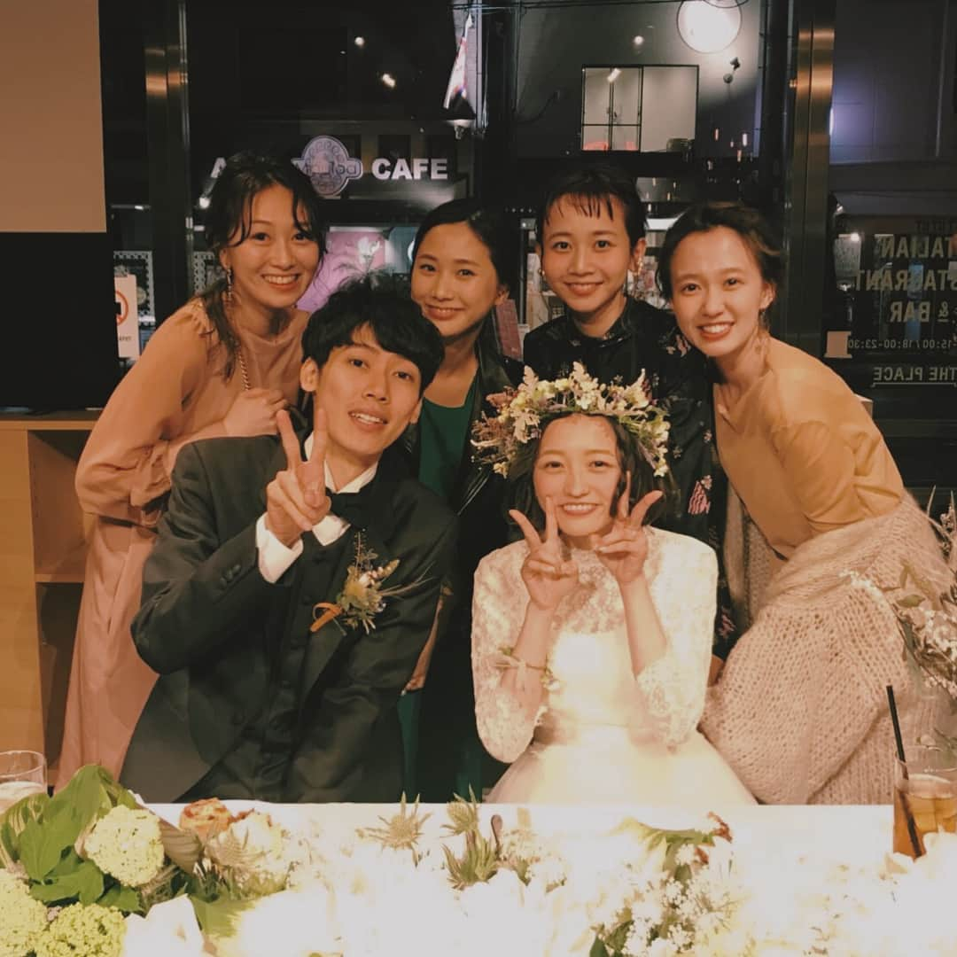 柴田紗希さんのインスタグラム写真 - (柴田紗希Instagram)「おはようさん♡ るりえ氏結婚式同じテーブルは ほっきーいぢっちゃんなつめちゃんまきさん❤️ ああ本当に、笑い転げて全員のハッピー魂最高やった🤣 大きく笑い大きく感動泣き そして結婚した2人らしい 素敵な結婚式💍 改めて出席できたことに幸せ感じ 余韻に浸り、いざ月曜日ー✨💪🏻😁 #天使の結婚式」4月16日 9時25分 - shibasaaki