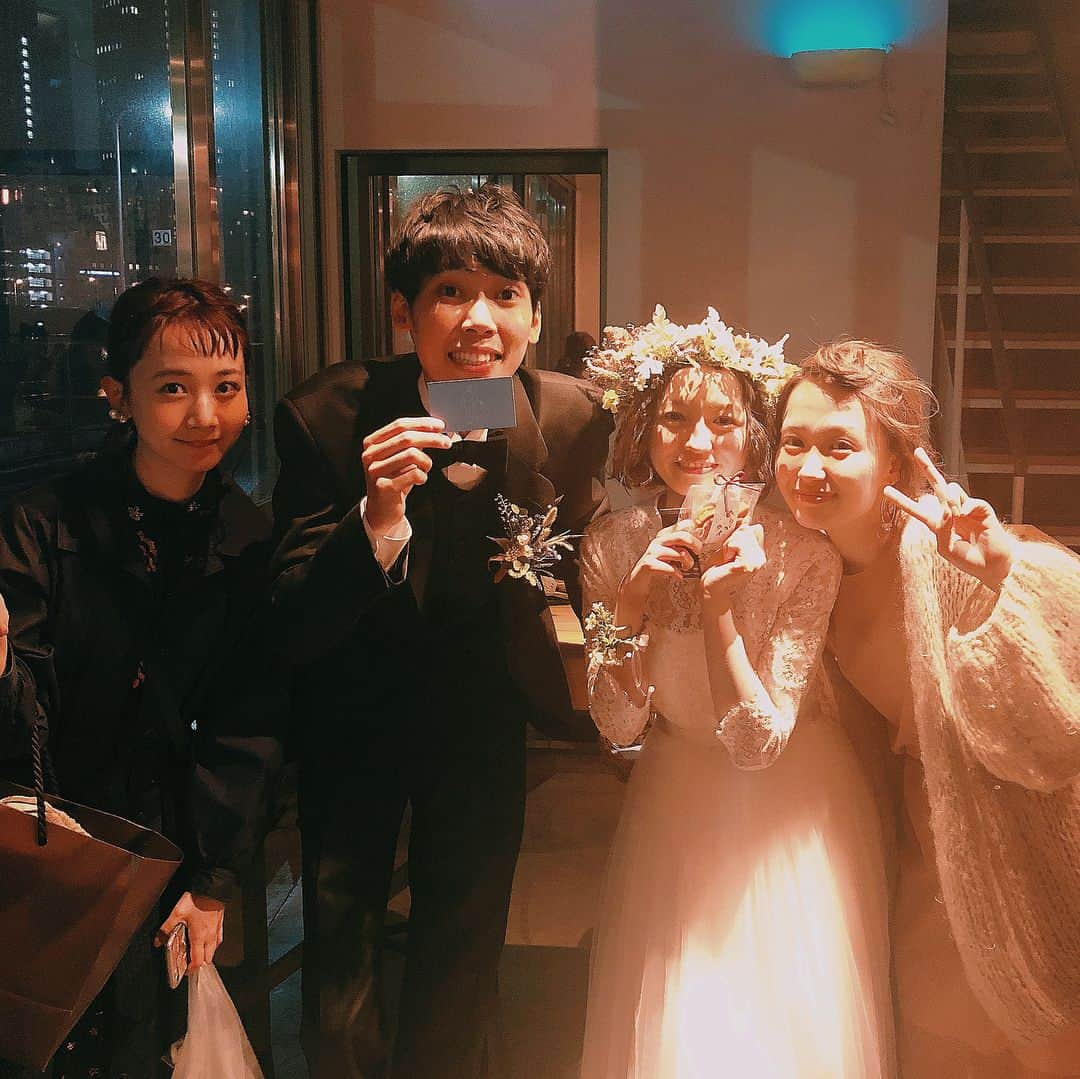 柴田紗希さんのインスタグラム写真 - (柴田紗希Instagram)「おはようさん♡ るりえ氏結婚式同じテーブルは ほっきーいぢっちゃんなつめちゃんまきさん❤️ ああ本当に、笑い転げて全員のハッピー魂最高やった🤣 大きく笑い大きく感動泣き そして結婚した2人らしい 素敵な結婚式💍 改めて出席できたことに幸せ感じ 余韻に浸り、いざ月曜日ー✨💪🏻😁 #天使の結婚式」4月16日 9時25分 - shibasaaki