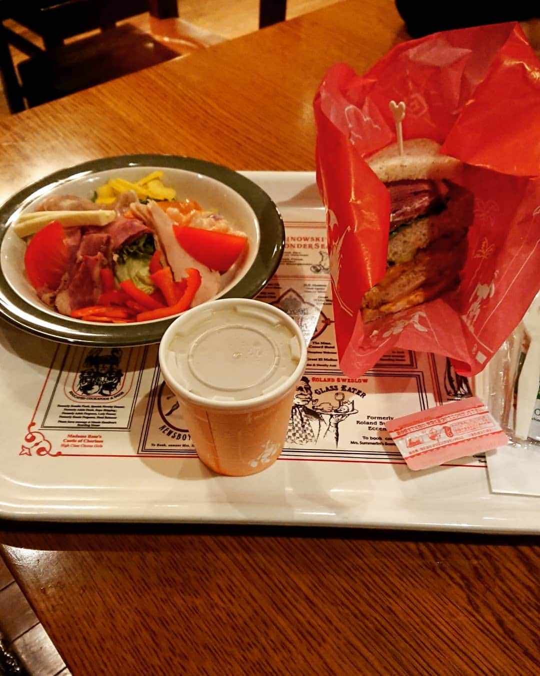佐藤ただすけのインスタグラム：「* * ザ・ダイエット❤️ * * 隣のマイルハイサンドは、急遽同行してくれたメンズが食べたもの😁(笑) * * #ニューハーフ #トランスジェンダー #東京ディズニーシー #ディズニーシー #ニューヨークデリ #デリサラダ  #チキンとベジタブルのスープ  #マイルハイサンド #ディナー #デートと呼んでいいものか (笑) #TokyoDisneysea #Disney #dinner  #newyorkdeli #milehighsandwiches  #Diet #maybe #date😘 ?」