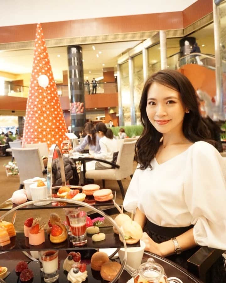 ホットペッパーグルメ公式アカウントのインスタグラム：「スイーツに囲まれている素敵な写真を投稿してくれたのは、読者モデルとしても活躍されている山下美咲（@misaki_y_6091）さん。 館内もストロベリーになっているらしく、大好きなスイーツに囲まれてちょっとうれしそうな、幸せな写真ですね♡ photo by @misaki_y_6091 #ホットペッパーグルメ」