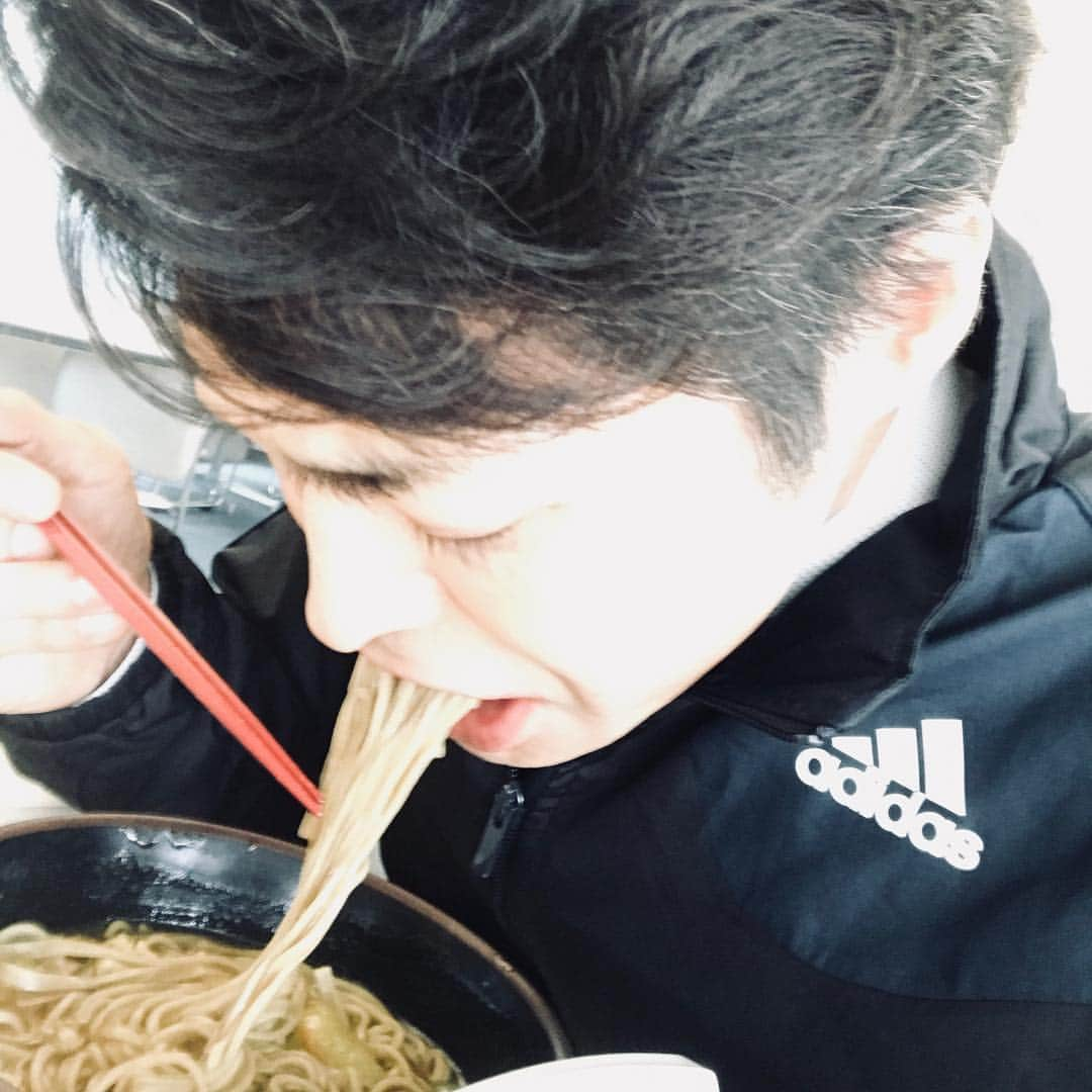 安田顕さんのインスタグラム写真 - (安田顕Instagram)「昼休憩。カレーそば。 #ドラマ #正義のセ セッセと撮影中。 #第2話 #4月18日 O.A. #日テレ」4月16日 12時38分 - yasu_da_ken