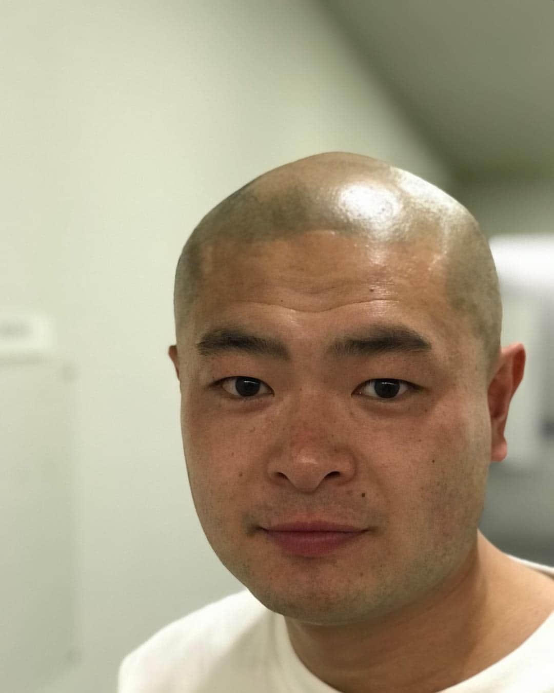 川島明のインスタグラム：「あばれる君 #壁に挟まってる中国の少年 #ベンチで応援しすぎて二回の裏でもう声が枯れてる補欠 #自転車のホイールを棒で押して遊ぶ戦後の子 #今夜きっと脱走する少林寺の先輩 #ばくだんいわが仲間になりたそうにこちらをみている #発言するとなぜかグループLINEがとまる奴 #渾身のとんちを披露したら_いやそういうんじゃなくて_と殿様に言われた一休さん #無農薬の里芋 #唯一優しい鳶職の先輩 #合掌しながらプールの前のシャワーを浴びて修行と毎年言ってる同級生 #桑田真澄さんが巨人に入るために捨てた性欲の部分 #裏表の無い全力芸人」