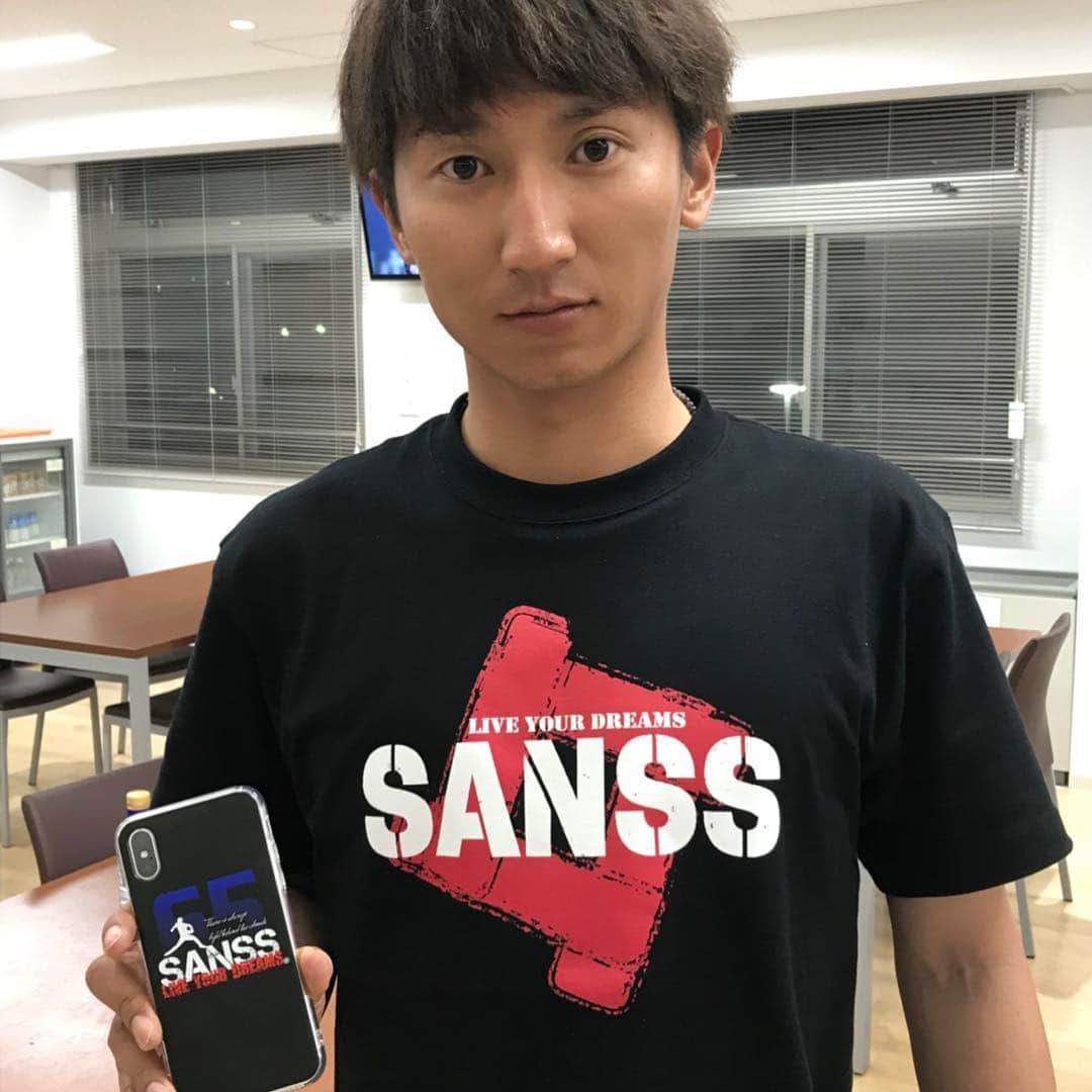 青山大紀のインスタグラム：「大好きなブランドでiPhoneケースとTシャツを買いました😃Tシャツは500枚限定！初回なのでシリアルナンバーが入ってます！オーダーケースもかっこよくできました！  #SANSS #Tシャツ #iPhoneケース」