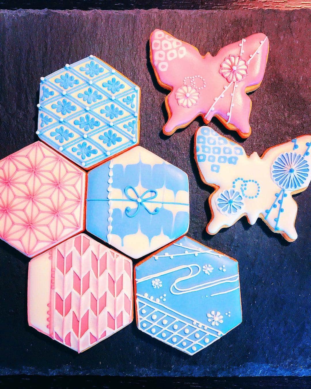 岡田彩花さんのインスタグラム写真 - (岡田彩花Instagram)「. レッツエンジョイ東京の撮影で、 和柄のアイシングクッキーに初挑戦🍪💕 . ピンクの蝶と、右下にある青い六角形のは私がアイシング💜🤤どかな . 間近でテクを拝見させていただいたけれど、先生の作ったものはやっぱりクオリティがすごい！！！線が綺麗いいい💗😍 . . . #アイシングクッキー #クッキー #手作り #和柄 #和 #蝶 #ピンク #青 #横浜 #東京 #レッツエンジョイ東京 #icing #cookies #icingcookies #handmade #cool #japan #modern #art #butterfly #pink #blue #tokyo #sweets #sweet #cute . #キャンパスクイーン #岡田彩花 #あやかんぬ #ayakaokada」4月16日 13時57分 - ayakaokada1108