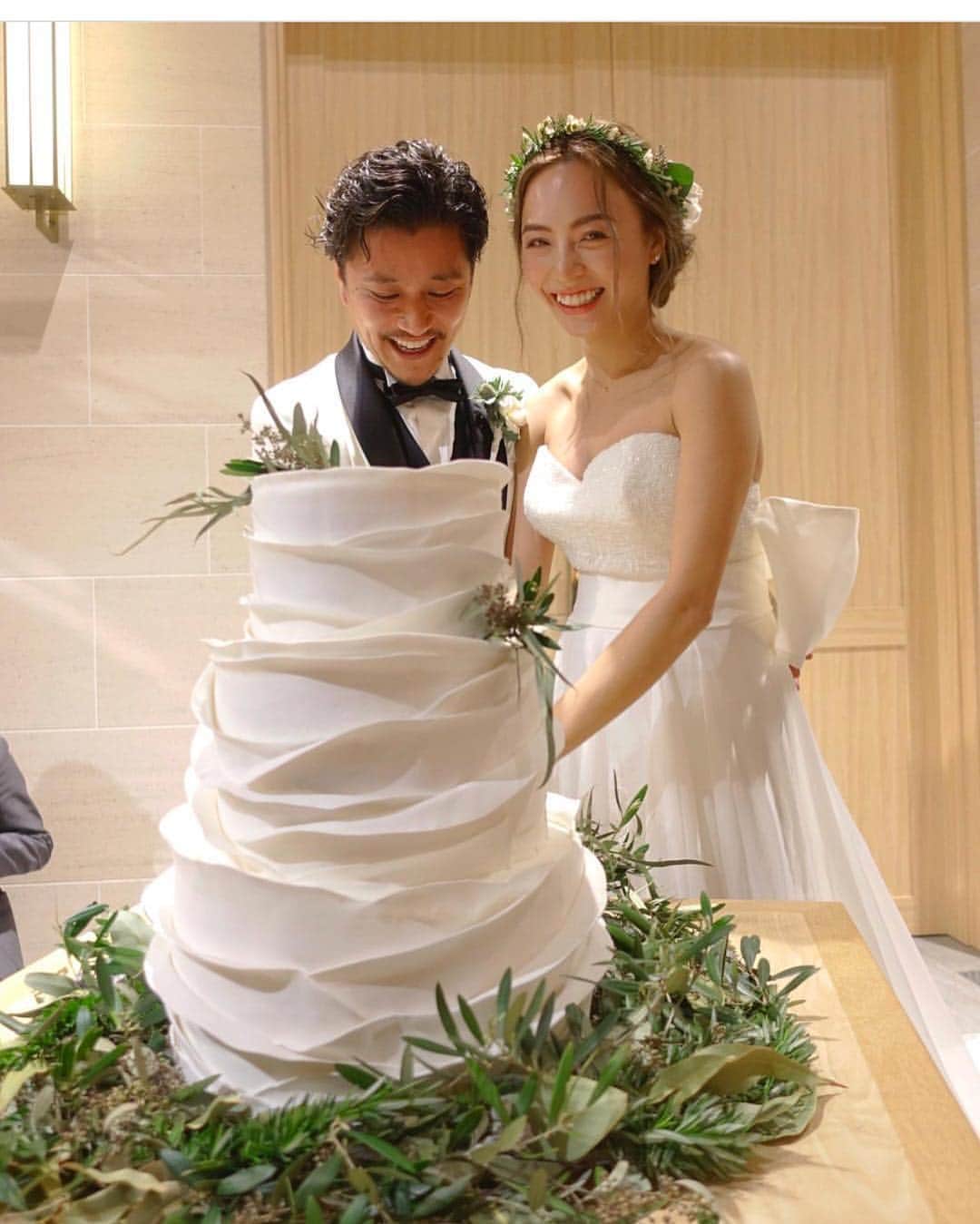 中島ケイカさんのインスタグラム写真 - (中島ケイカInstagram)「大好きな2人の結婚式♡💒 . チャペルから泣くの凄い我慢して 披露宴で崩壊。ww . 東京でて来てプライベートで初めての先輩のあっかん。 出会ったのは5.6年前かな！ 沢山遊んでくれて沢山の人を紹介してくれて その周りのみんなも凄くよくしてくれて、 今でもお世話になってます☺️ . 優しさと癒しと海のような広い心と何よりも最高な笑顔がステキなあっかん。 . いつも沢山ありがとう♡ 結婚おめでとう㊗️！！ 末永くお幸せに😘 . これからも家族同士よろしくお願いします💜 .  #happywedding #wedding #love #family #辰巳家 #里見茜 #辰巳になりました #これからもその笑顔を絶やさないでね #写真さよ姉の拝借」4月16日 15時25分 - kathy_tan529