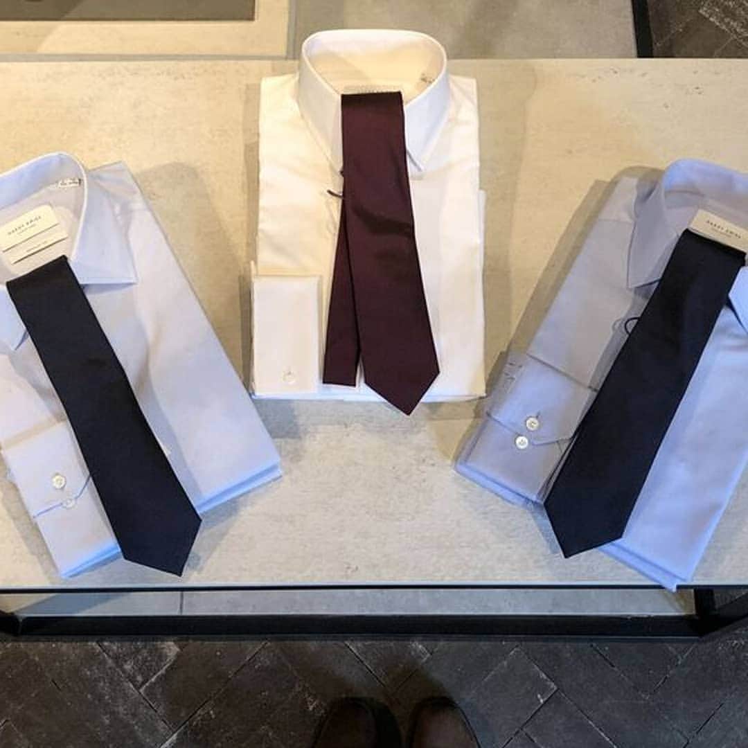 ハーディエイミスのインスタグラム：「Decisions, decisions... Crisp cotton shirts and Italian silk ties available online and in store at 8 Savile Row. #HardyAmies #SavileRow」