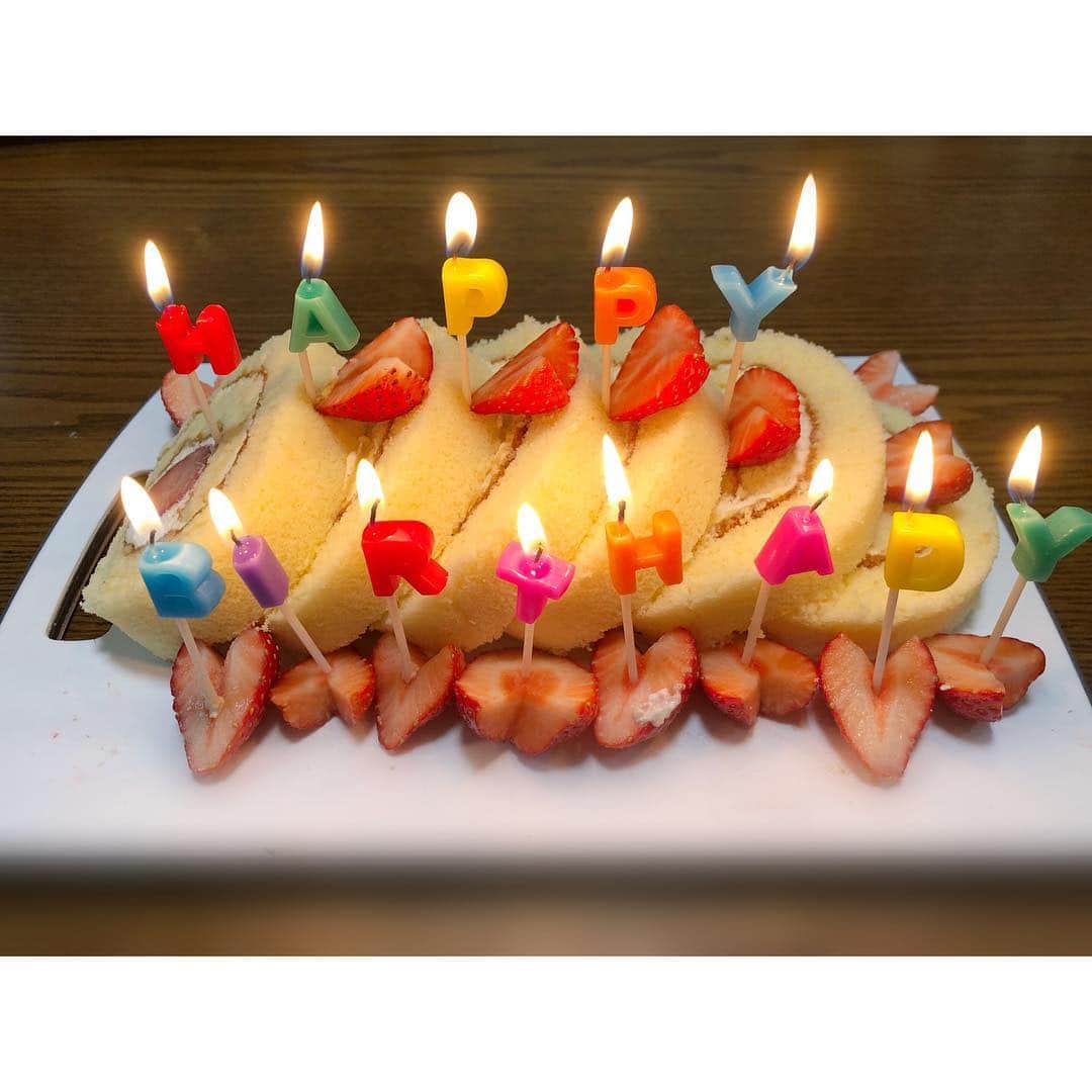 宮原華音さんのインスタグラム写真 - (宮原華音Instagram)「先日、親戚が大好きなイチゴをたくさんトッピングしたロールケーキを誕生日としてくれました🎂💕可愛くアレンジしてくれて、祝ってもらえて幸せです🤤ありがとう！ #いちご #ロールケーキ #誕生日 #22歳」4月16日 17時48分 - miyahara_kanon