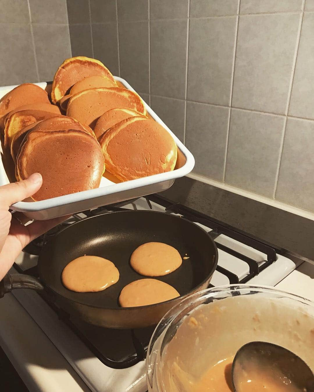 AMOさんのインスタグラム写真 - (AMOInstagram)「パンケーキ大量生産🥞🥞 ラップに包んでジップロックに入れて冷凍保存。 牛乳のかわりに にんじんジュースを混ぜるのに最近はまっています。生地自体が優しい甘さになり、ほんのりオレンジ色に🥕 トマトジュースでもなかなか美味しい🍅 料理はまったく上手くないけれど 子どもが喜んでくれそう (+嫌がらずに少しでも栄養が取れそう) なものを考えるのには慣れてきた気がします。 食べたくなーい これいらなーいを何度もくらって日々試行錯誤しながら。🤯🤔😀」4月16日 18時11分 - amo_whale