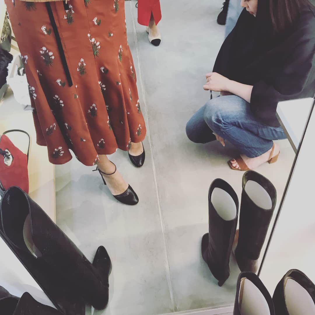 小泉里子さんのインスタグラム写真 - (小泉里子Instagram)「コラボ靴製作中！コズも一緒に楽しく作っております。  今日は最終確認をする予定だったけど、色を大幅に変更。 でも変更してよかったと思う。 なかなか難しい配色にしてたから。なぜか(￣∀￣) あのままOKしないでよかった〜笑  秋に履くのが楽しみ♡ @domani_official」4月16日 18時35分 - satokokoizum1