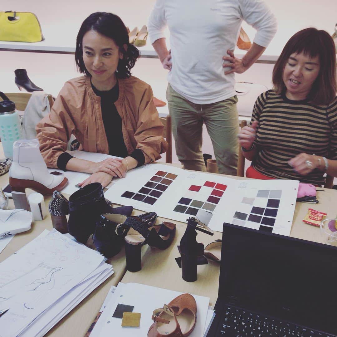 小泉里子さんのインスタグラム写真 - (小泉里子Instagram)「コラボ靴製作中！コズも一緒に楽しく作っております。  今日は最終確認をする予定だったけど、色を大幅に変更。 でも変更してよかったと思う。 なかなか難しい配色にしてたから。なぜか(￣∀￣) あのままOKしないでよかった〜笑  秋に履くのが楽しみ♡ @domani_official」4月16日 18時35分 - satokokoizum1