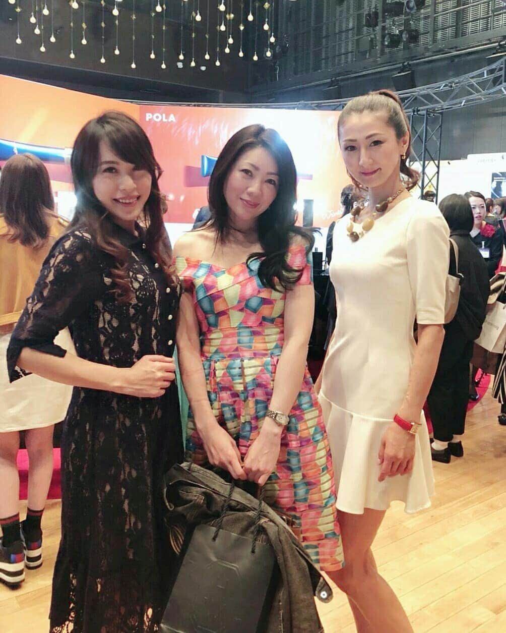 彩耶さんのインスタグラム写真 - (彩耶Instagram)「『HANKYU BEAUTY FESTIVAL ×マリ・クレールボーテ大賞2018』 こちらのイベントにご招待いただきました🍷✨ ・ お写真横に☝➡➡スワイプしてね🎵 ・ お写真、他にもあったのでこちらもアップしますね😉 ・ たくさんお友達にも会え、とっても楽しかったです😆💗 ・ 会場内に #肌年齢 を測定するタブレットあったので、恐る恐る近づき～🙈 顔を枠内にかざすと、あっという間に肌年齢がっ😲❗ なかなかの結果で満足～😊😊💕💕 そして、驚くことに帰り際にもう一度測定してみると… なんとっ、はじめに測定した数値よりも一歳若くなり、26歳でした～🙌🙌💞やたっ😆 ・ 私の肌年齢を一歳若返らせた このイベント、スゴいですっ😁💕✨ ・ 今日は今から #ホットヨガ 🎵 いい汗いっぱいかいてきます😊✨ ・ onepiece … lecielblu pumps … penelopejohansson necklace … abiste bag … gucci outer … viaggioblu ・ #マリクレール#marieclaire#マリクレールボーテ大賞#梅田阪急百貨店#阪急ビューティーフェスティバル#うめだきれい塾#パーティー#コスメ #モデル#model#神戸#kobe#インスタグラム#インスタ#instagram#インフルエンサー#インスタグラマー#私#me#フォロー#followme#フォローミー#お洒落さんと繋がりたい#お洒落な方と繋がりたい #ファッション#ファッション部#コーデ#いつかの私」4月16日 18時34分 - 3aya11