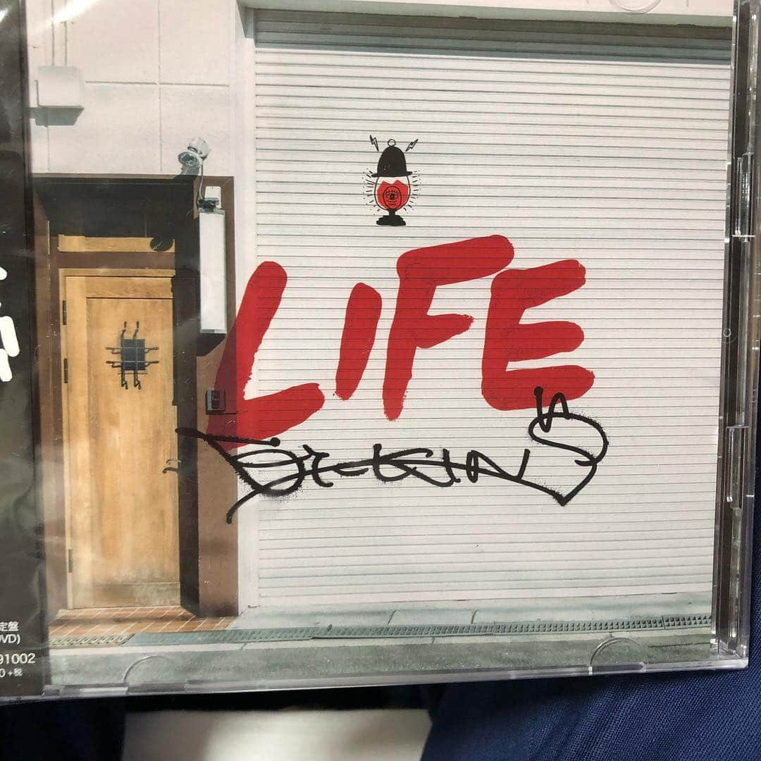 のインスタグラム：「4月25日発売のET-KINGさんのアルバムを頂きました！！ いい歌ばかりでついつい聴き入ってしまいましたー！ 皆さんもぜひ聴いて見てください！！ たくさん聞いて日々頑張っていこ👍👍 #etking#LIFE」