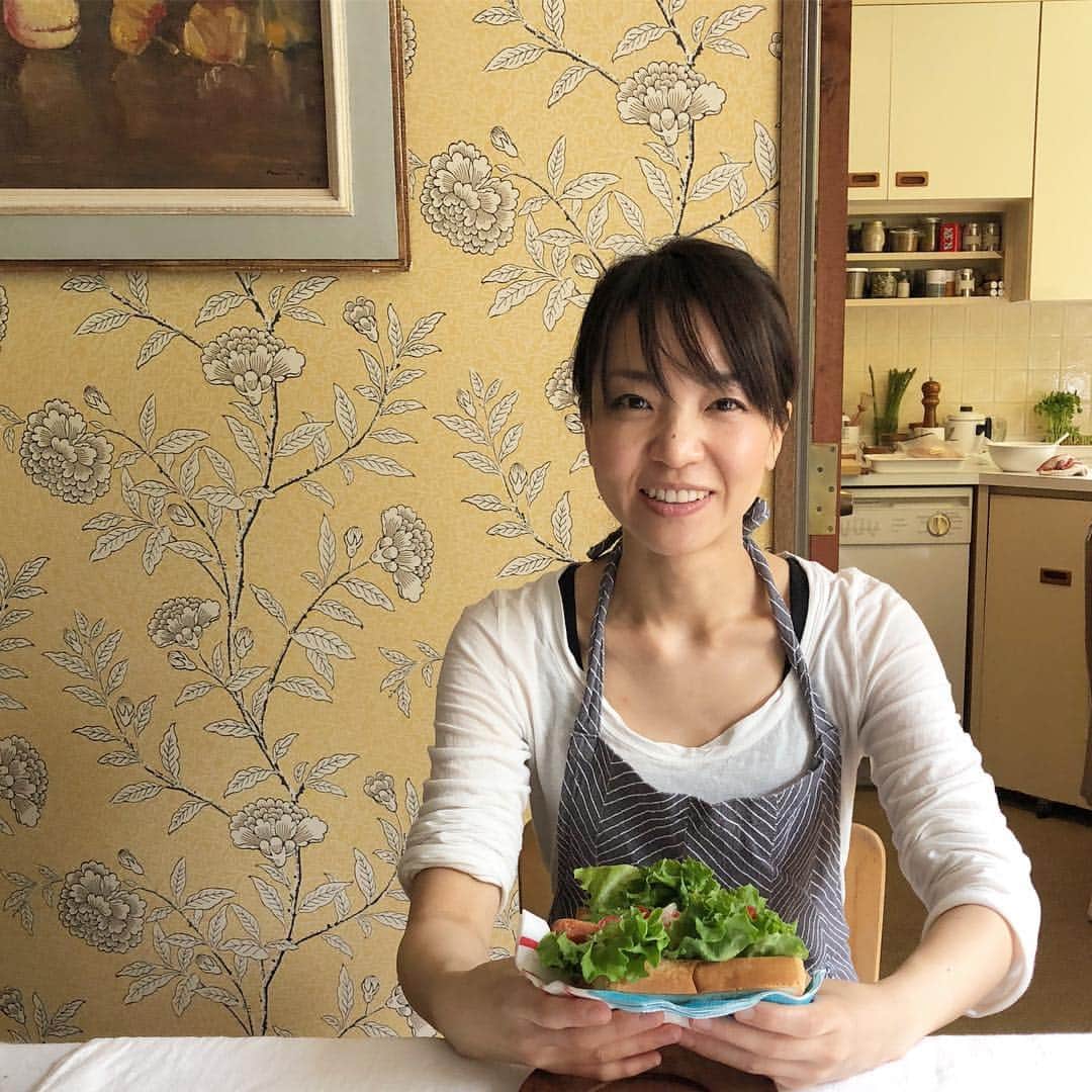 のインスタグラム：「今日は、パン特集の撮影前半。 スタッフの陽子ちゃんが、今日は手タレ？！ きれいな手でパンがよりおいしそうにイキイキ✨  になりました。  陽子ちゃん @mano_a_mano1202  けいちゃん、早い時間からおつかれさまでした💕」