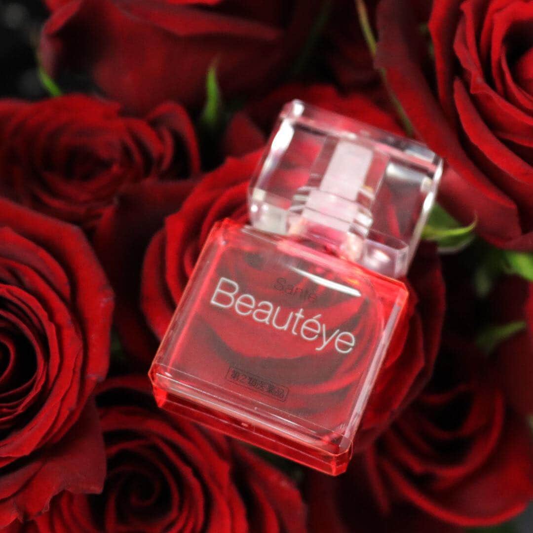 サンテボーティエ公式のインスタグラム：「ほのかなローズの香り🌹 . 寝る前のリラックスタイムは スキンケアと一緒にSante Beauteyeを。 . . . . ----------- サンテ ボーティエ 第2類医薬品 目の疲れ・目の充血に ----------- #参天製薬 #サンテボーティエ #目薬 #コンタクト #コンタクトレンズ #ハードコンタクト #eyedrops #santebeauteye #目の疲れ #疲れ目 #目の乾燥 #充血 #ドライアイ #眼精疲労 #ローズ #ローズの香り #rose #perfumeoftheday #花のある暮らし #花のある生活 #花部 #リラックスタイム #リラックス #寝る前に #寝る前 #素敵女子 #素敵女子project #女子力向上委員会 #美活」
