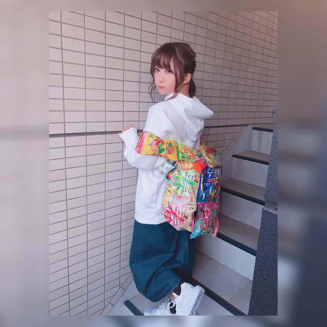 篠宮ゆりのインスタグラム：「#お菓子リュック  しょっておでかけしてきます🏃‍♀️ ㅤㅤㅤㅤㅤㅤㅤ  #しないけど  #誕生日プレゼント #カロリーゼロ」