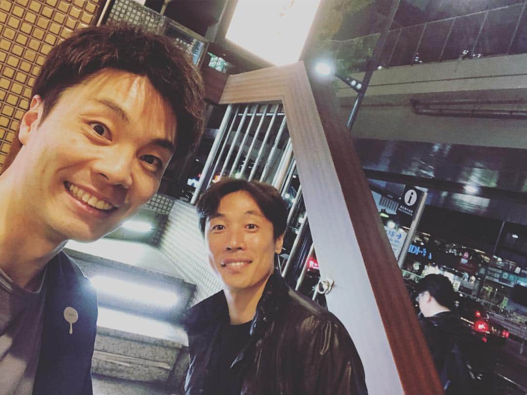 生山裕人さんのインスタグラム写真 - (生山裕人Instagram)「" 生山、弟子りました。 . 今日は、生山が師と仰ぐ、元読売ジャイアンツの鈴木尚広さんに『キャリアデザインプロジェクト』スタートの報告に。 . 改めて、超一流になる上で大事なマインドを学ばせていただきました。 . 生山の人生は、鈴木さんとの出会いで変わったと言っても過言ではありません。 一緒に自主トレをさせていただいた時に間近で見た準備や覚悟には、今も大きく影響を受けています。 . 何よりもズバ抜けている「地味なことをコツコツ継続させる能力」と「環境を言い訳にせず、自分がやるべきことと向き合う能力」。 . 別れ際に言われた、 . 「まっ、一歩一歩だな。」 . という言葉が、説得力ありすぎで心に染みました。 . この考えをアイランドリーガーに伝えつつ、僕自身もやるべきことをコツコツ積み上げていきます。 . P.S. 4月22日(日)に鈴木さんのベースボールクリニックが開催されます。 まだ空きはあるようなので、興味のある方はタグ付けしてあるアカウントをご覧ください。 . #鈴木尚広 #読売巨人軍 #読売ジャイアンツ #師匠 #四国アイランドリーグplus #四国アイランドリーグ #愛媛マンダリンパイレーツ #徳島インディゴソックス #高知ファイティングドッグス #香川オリーブガイナーズ #四国 #プロ野球 #独立リーグ #愛媛 #徳島 #高知 #香川 #キャリアデザインプロジェクト #キャリアデザイン #ファーストキャリア #セカンドキャリア #野球 #baseball #野球馬鹿 #スポーツ #sports #アスリート #全力疾走」4月16日 19時29分 - ikuyaman130