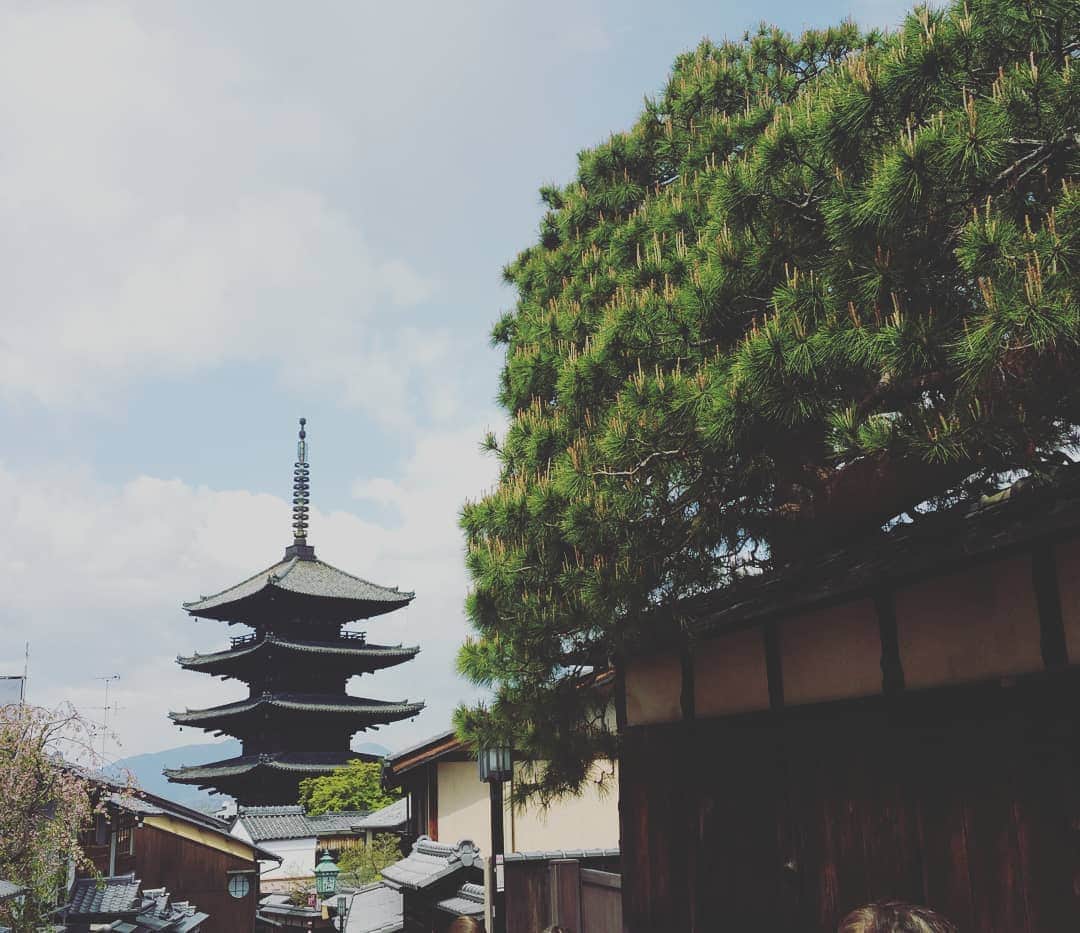 片山美紀さんのインスタグラム写真 - (片山美紀Instagram)「4月上旬は京都へ行ってきました。遅咲きの八重桜はあったものの、ソメイヨシノはほとんど葉桜でしたが、新緑がとっても綺麗で大満足でした🍀 京都と言えば、桜🌸🌸、紅葉🍁のシーズンが人気ですが、新緑もいいなぁ！と、子どもの頃から遠足で何度も京都は行っているけど、改めて実感。おすすめです！  初めて着物レンタルをしましたが、土日は浴衣選び→着付け→ヘアセットで約2時間。おしゃれは体力勝負ですね。混雑するので自分が着てみたい色柄を決めておくのがいいですね。 #京都#京都女子旅#女子旅#サク旅#着物レンタル#浴衣#夢館#かき氷#お茶と酒たすき#バトン#祇園#春#新緑#季節の楽しみ#気象予報士#平安神宮#お花見#そうだ京都行こう」4月16日 20時38分 - mikiktyma_otenkicooking