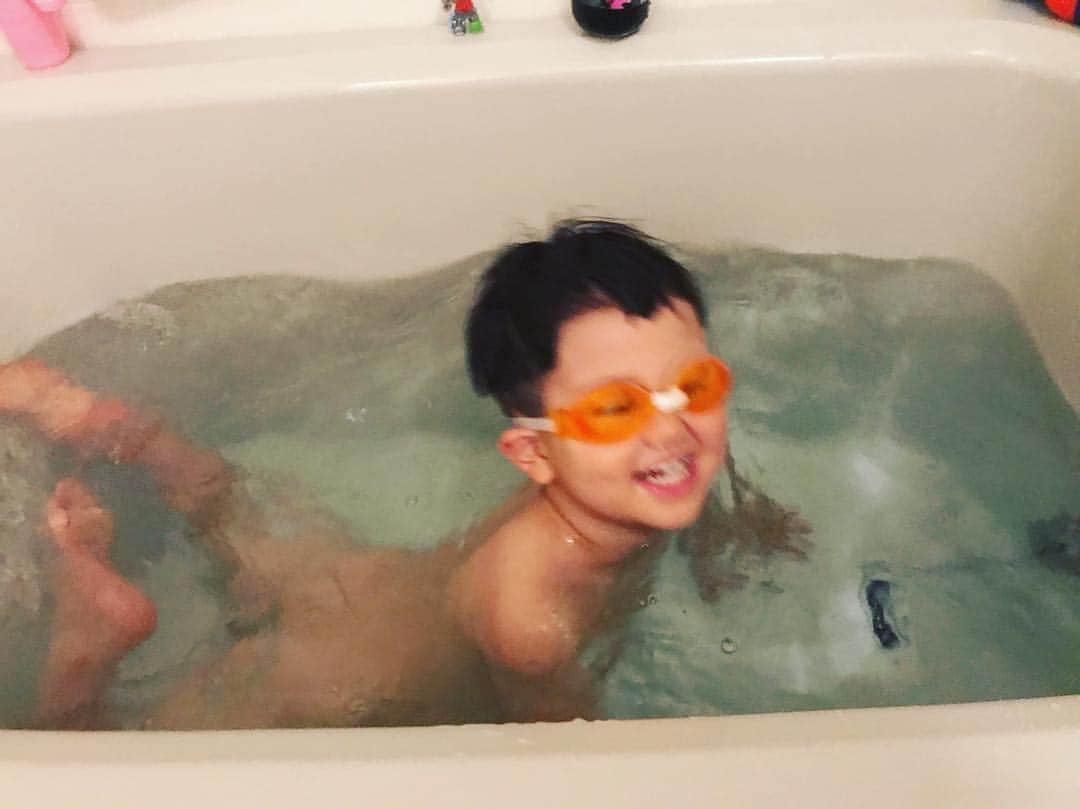 高見まなみさんのインスタグラム写真 - (高見まなみInstagram)「そうなるよね😂  #お風呂でゴーグル  #ウルトラマンゼロ だと思っている #3歳男子」4月16日 20時32分 - manami_takami
