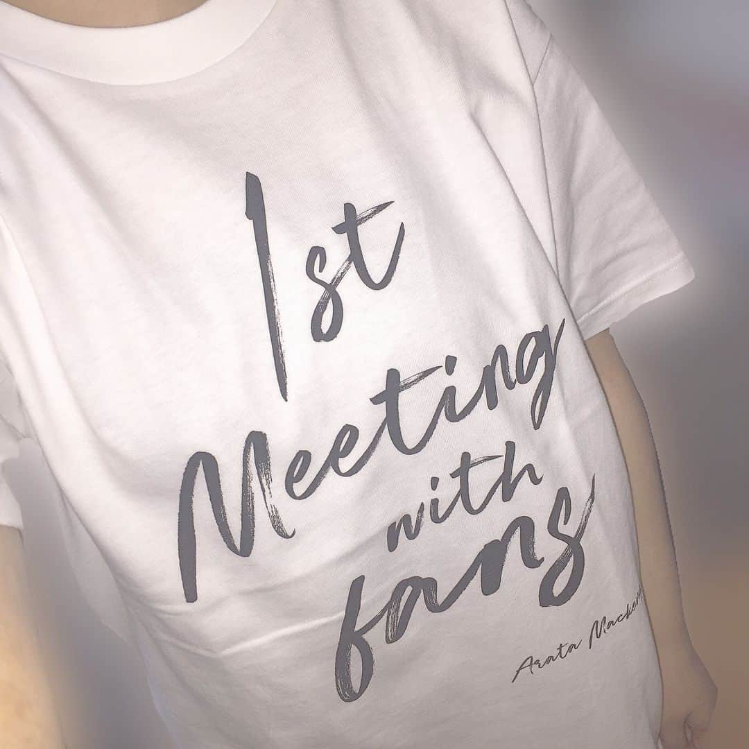 真剣佑さんのインスタグラム写真 - (真剣佑Instagram)「♡ ． 新田真剣佑の 1st meeting with fans行ってきた👼🏻♡👼🏻 ． Tシャツ白黒買えた！まっけん絶対黒のTシャツ着てくると思ってた！ 私も来ていけばよかったなー🤦🏻‍♀️💔 ． #新田真剣佑 #真剣佑 #ファンミーティング」4月16日 21時13分 - arata_21