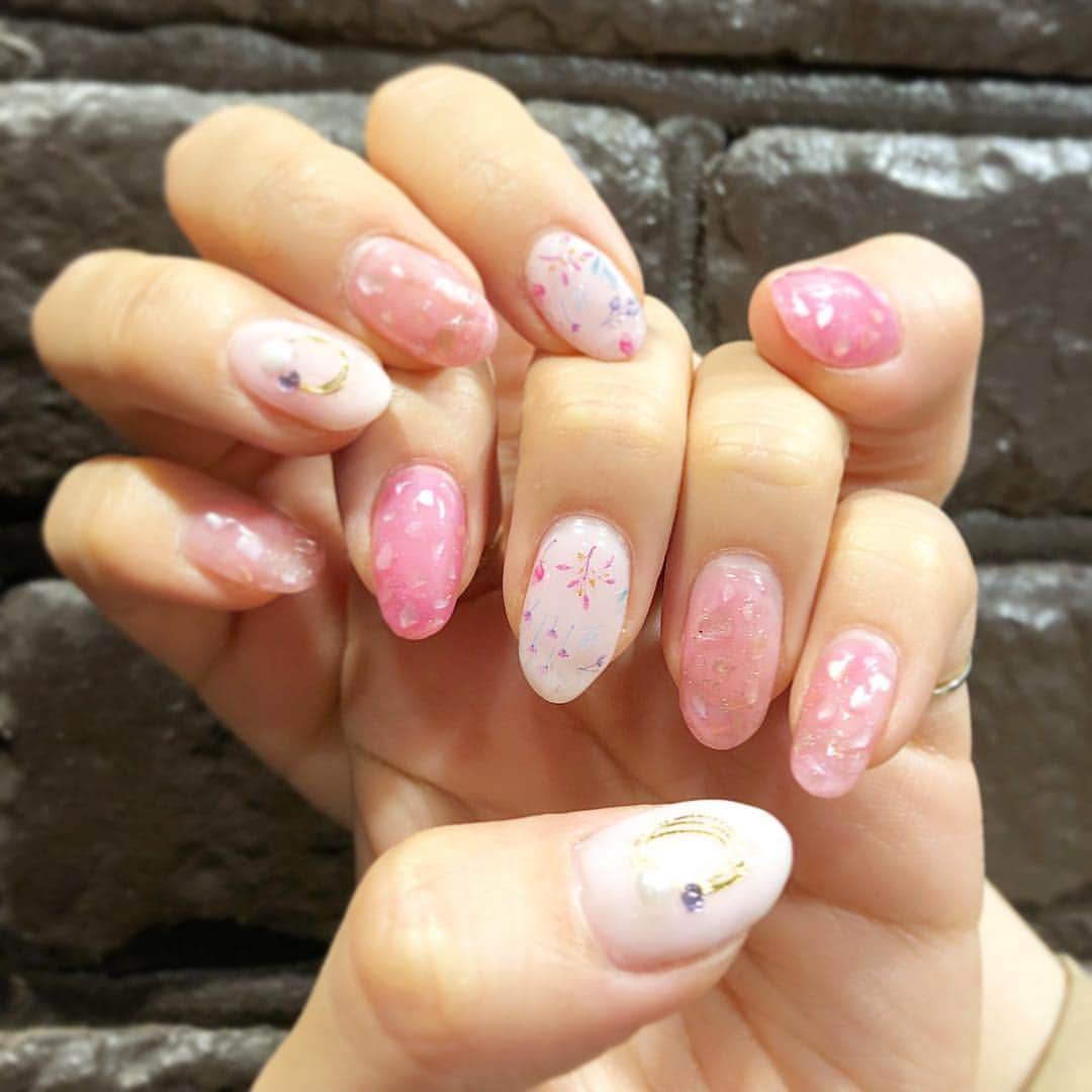 木浪しほのインスタグラム：「💅🌸💐🌸💅 、 3/19にやったやつ♡ シェル&ボタニカルネイル♡ クリアピンクと乳白色を混ぜた淡くてすごくかわいい優しい色♡ ボタニカル柄は100均のウォーターシール♡ ワイヤーも100均のシールです♡ 安いのに可愛い💕💕🌸 、 春らしいネイルもそろそろ限界💔 次を考え中！！ 、 インスタストーリーばっかで投稿してなかったことに今気づいた💔 、 #きなネイル#セルフネイル#春ネイル#春ネイル2018#ジェルネイル#セルフネイル部#100均ネイル#シェルネイル#ボタニカルネイル#ワイヤーネイル#自己流#botanical#spring#nailtown#selfnail#gelnail#springnails」