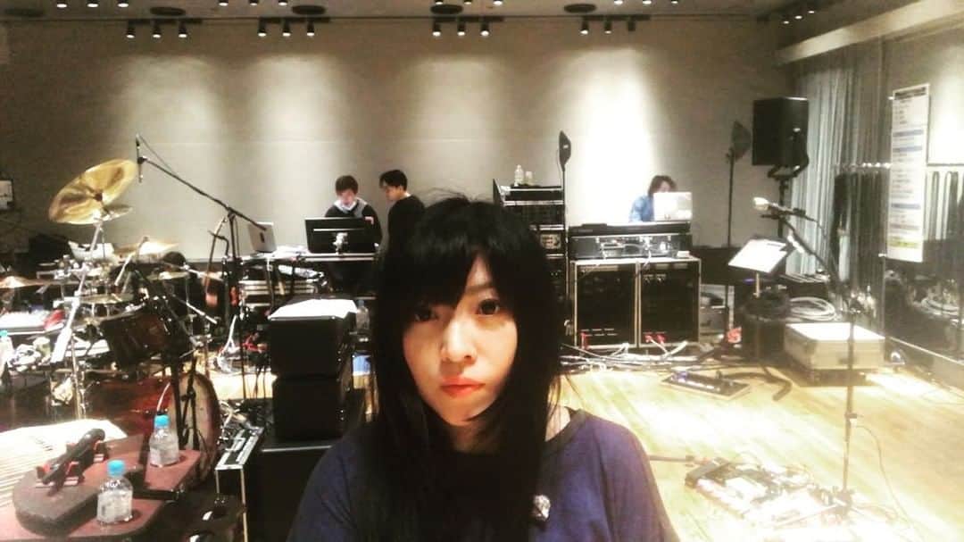 鈴華ゆう子のインスタグラム：「リハの休憩中、ちょっと様子を撮ってみた(･ω･)みんな、油断してますねぇ(*´∀｀*)あは」