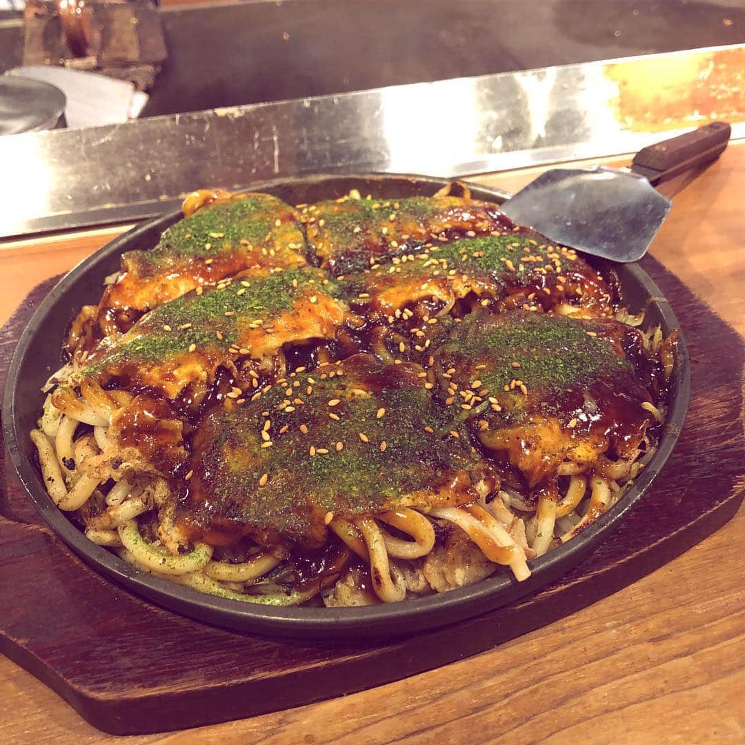 深瀬智聖さんのインスタグラム写真 - (深瀬智聖Instagram)「マテ貝掘りに連れていってもらった後に マテ貝を焼いてもらって、ブチうまのお好み焼きを食べる！ うどんも美味しいね。マテ貝の調理済みの写真はない笑  #お好み焼き #広島 #ワラベ #童童  #マテ貝採り」4月16日 21時33分 - chiseifukase