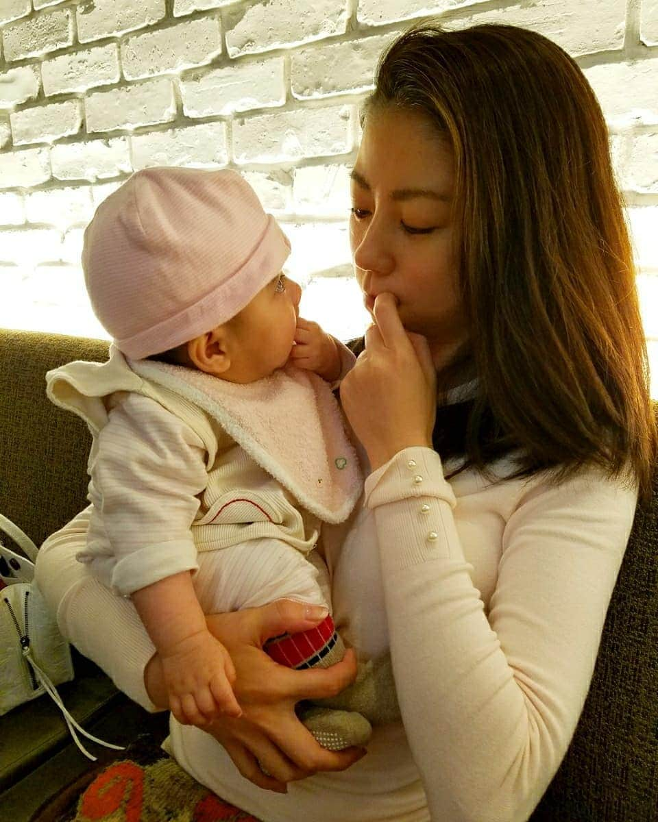 黒坂真美さんのインスタグラム写真 - (黒坂真美Instagram)「ちょっと♡わたちの真似しないでよ👶　Do not imitate me, lady♡ ・ #かわいこちゃん♡  #抱っこする #私の  #手が #たくましい  #黒坂真美 #kurosakamami  #ランチ #lunch #友達 #friend  #happybaby #👶」4月16日 22時01分 - mamikurosaka_official