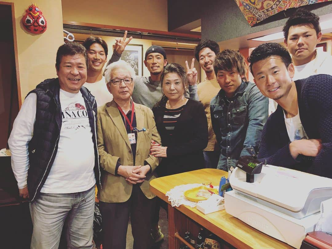 藤井淳志さんのインスタグラム写真 - (藤井淳志Instagram)「年に１回の豊橋！！！ いつもありがとうございます(^-^) 豊橋ナンバーワンの肉屋は鳥市精肉店で間違いない♪( ´▽｀) #藤井淳志#中日ドラゴンズ#豊橋#松井佑介#松井雅人#福田永将#堂上直倫#亀澤恭平#阿部寿樹#高橋周平#京田陽太#鳥市精肉店#高校の同級生」4月16日 22時04分 - atsushi.fj4