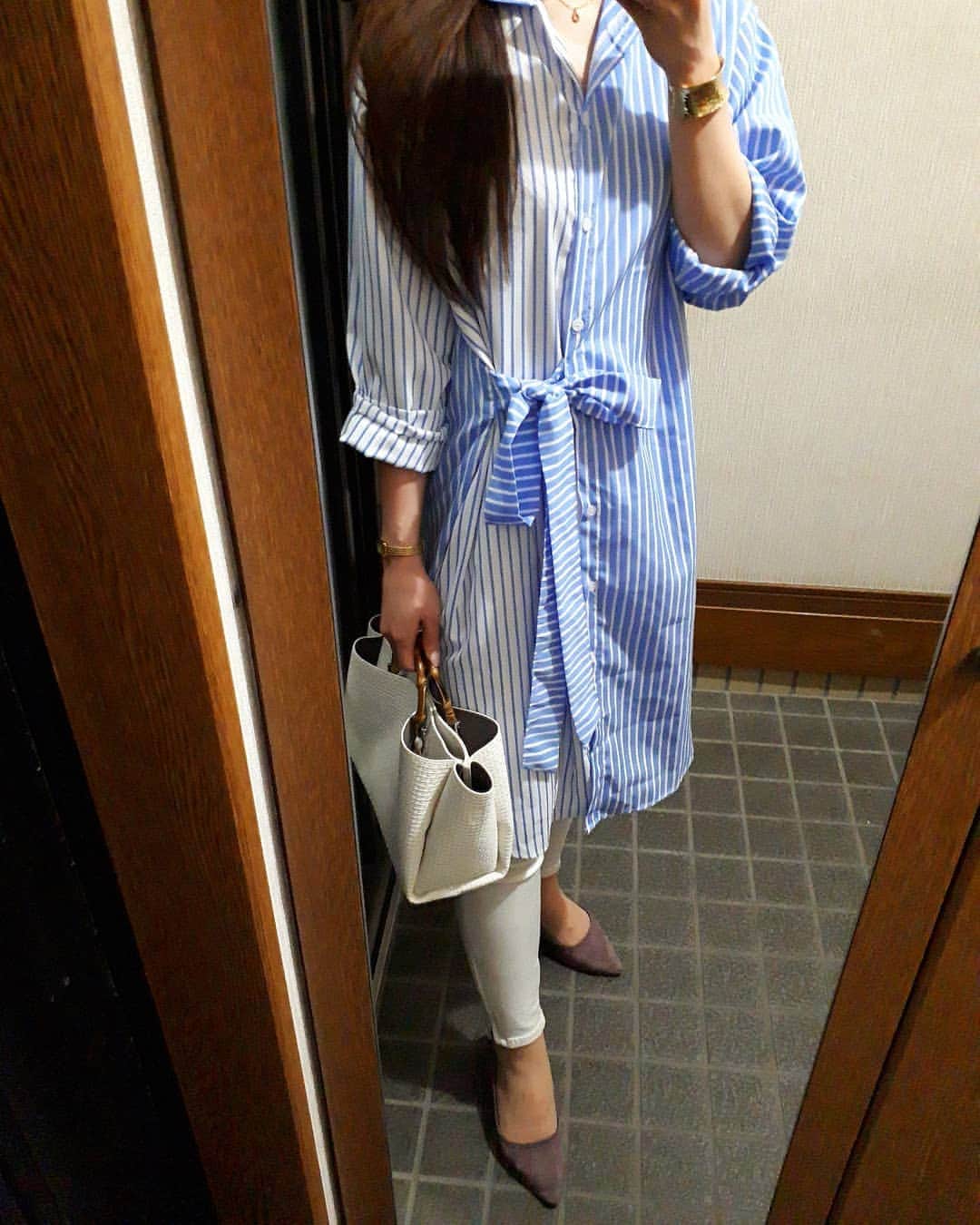 のインスタグラム：「✨ 先日の通勤コーデ🙆 一目惚れした @dholic_official のシャツワンピが主役でした😊💕 . シャツワンピース#DHOLIC  #ウルトラストレッチジーンズ @uniqlo  #bag#lazysusan @store.bonne . #詳細はブログで」