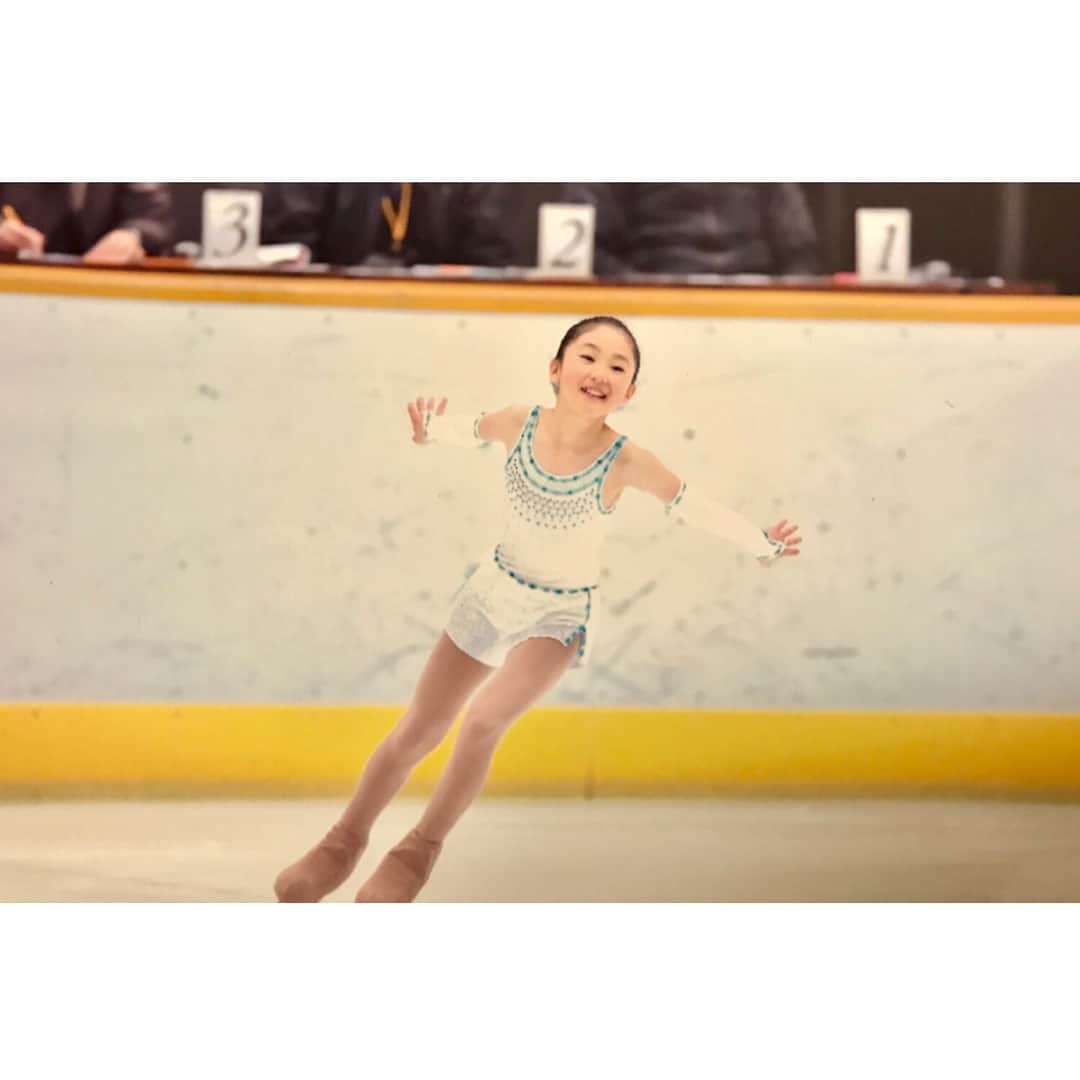 木原万莉子さんのインスタグラム写真 - (木原万莉子Instagram)「13年間、今日までたくさんのことを犠牲にしてスケートに全てを捧げてきました。私には辛かったこと8割楽しかったこと2割のスケート人生でした。けれど、スケートを通して普通では経験できないことをたくさん経験させてもらいました。小学生の頃から海外試合に派遣してもらっていたり、中学に入った頃、足の病気を患い、スケートどころか歩くことも出来なくなるかもしれないと言われ、どん底を味わった2年のブランク。復帰後、2度のJGPのチャンスを頂けたこと。そしてシニアに上がり、NHK杯の出場を頂いたこと。最後の2年間をカナダのモントリオールの地で過ごし、最高のチームに出会えたこと。まだ20年しか生きていないのに良いことも悪いことも数えようとしても数え切れないほどの経験をもらいました。この先こんな充実した人生があるのかと笑ってしまうぐらい濃い濃いスケート人生でした。この歳で引退は早いのではないか、という意見も多くあるとは思いますが、歳とかキリがいいからとか私はそういうのに捉われたくなくて、私にとってこれが私の限界だと思いました。そして私の中のスケートに対する愛とプライドが引退するという選択肢に至りました。フィギュアスケートは見た目以上に過酷なスポーツであり、私は特に精神的に追い詰められることが多くありました。正直、生きてる心地がしないぐらい辛くてしんどい毎日もありました。スケートが嫌いになる前に何か自分から踏み出したい、今の環境を変えたいと思い2年前、カナダに行くことを決意しました。家族にもたくさんの犠牲を負わせ、私のスケートに振り回してきました。それでもずっと私のわがままを聞いてくれて、サポートをし続けてくれた家族に感謝しています。そして、私のスケートを好きでいてくれたファンの方々、たくさんのプレゼント、お手紙、そしてわざわざ"Mariko Kihara"のバナーを作ってくれた方々、いつも声をかけてくださった方々、たくさんのスケートファンの皆さまに感謝しても感謝しきれない思いでいます。こんな素敵な演技をするのにやめないで…と言ってくださる言葉に嬉しくて涙が出ます。私は昨年の全日本で、もうこれ以上のことは出来ない、全てを出し切れたと初めて心から思うことができました。なので私にとってこれが幸せな引退のカタチだと感じでいます。今後はスケーターとして氷の上に立つことはありませんが、また違う形で私の名前を見て頂けるように新しい夢に向かって頑張ります。本当にたくさんの愛をありがとうございました。そして私の第二の人生がまた、光り輝くものとなりますように。ありがとう。  #(最後まで読んで頂きありがとうございました)」4月16日 23時40分 - mariko94skater