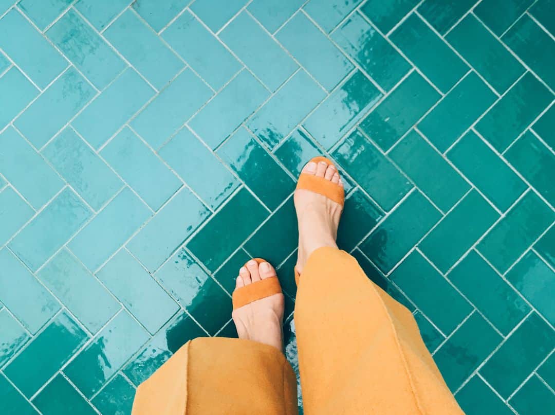 わちみなみのインスタグラム：「ともだちとあそんだよ🤝最近黄色にはまってる🤗サフランイエロー？が流行るらしいよ😆そういえばこの前の撮影でもオレンジよりのイエローのネイル塗ってもらったけど、、あれもサフラン？！🐤🐣👘 . Tarzanの企画でヒール履かないようにしていたんだけどひさびさに履いてしまいました✨カフェラテはやめて、ブラックコーヒーに慣れてきたよ☕️ . ブルーボトルコーヒーで☕️ ニューヨークに卒業旅行に行った時もブルーボトル行ったんだけど、お客さんが店員さんとすごい仲良しそうだった😄ブラック頼んでるのに、牛乳こっそり入れて！ってお願いしてるの可愛かったなあ。2回もおねだりしてたっぷり入れてもらってたし笑🥛 . 三枚目はともだち背景になっちゃった笑 . #Tarzan #わちみなみ #今日トレ #ブラック #bluebottlecoffee」
