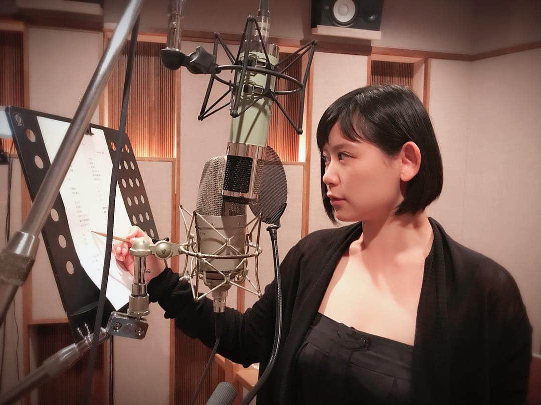 絢香さんのインスタグラム写真 - (絢香Instagram)「昨日のレコーディングではマイクを2本立てて録りました🎙 2本のマイクで歌を録って、聴き比べてみて、どちらを使うか決めます✌🏻 #レコーディング #recording  #下のマイクはいつも使ってるもの #上の緑は初めて使うマイク #聴き比べ楽しみだ」4月17日 12時07分 - ayaka_official_jp