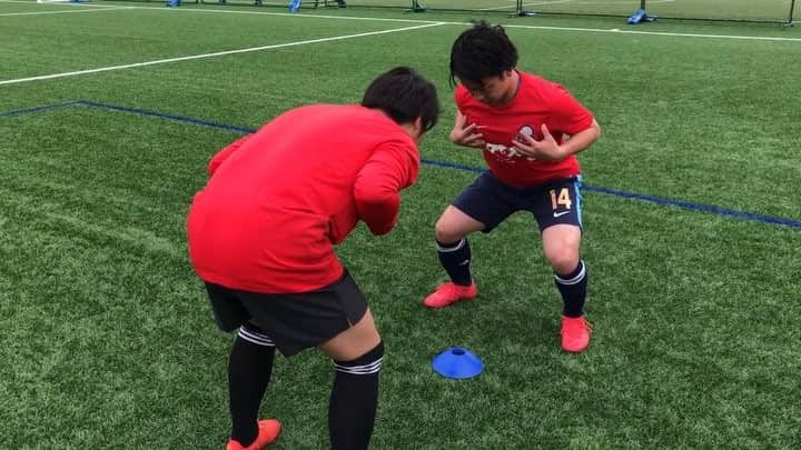のインスタグラム：「「海外でプロになる」 <#プロなろFC -Reckless Challenge->では、チームとしてリーグやトーナメントにフォーカスしていくのではなく、個人個人が高みを目指して行くプロジェクト。 その中でも、協調性、コンビネーションといった部分は当たり前ながら意識されていくが、 . 「海外で査定される立場になった時、最後のマーカーまでしっかりやらない選手は、クラブの人から見てもらうことすら出来ないよないよ」 「攻守の切り替え、特に攻から守が出来る選手は、チームにとってもかならずメリット。そこはもっと意識しよう」 . と、実際に海外でトライアウトやトレーニング参加した姿をイメージしたアドバイスが、 #須藤右介 コーチから施される。 . また、4対2のポゼッションは、常に相手と味方の状況に気を使いながら、パスの質をケースバイケースで変化させていくことを求められる内容となり、身のある練習となった。 体験選手も続々参加予定。ここから海外へ羽ばたく選手第1号が産まれるのも、もうすぐだ。 . #攻守の切り替え #特に攻から守 #パスは柔らかく #練習生募集中 #体験生募集中 #選手募集中！ #プロなろ #プロなろfc #サッカー #練習 #トレーニング#朝練 #日本代表 #海外組 #W杯 #チャンピンズリーグ#CL  #soccer #football #càlcio #futbol #futebol」