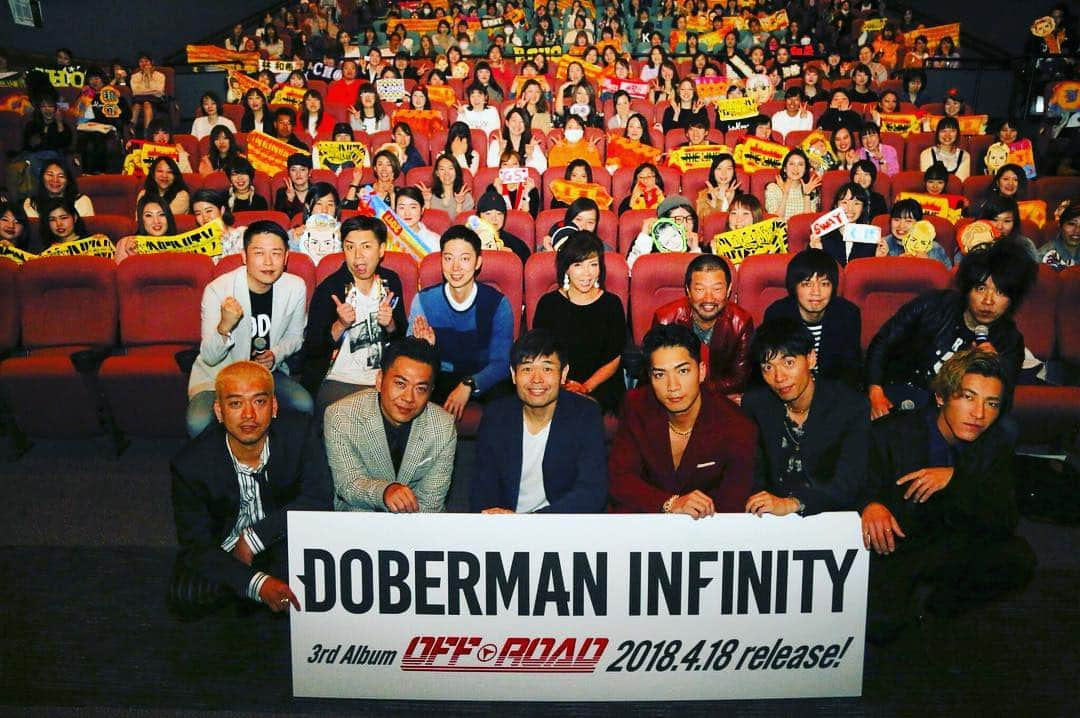 品川祐さんのインスタグラム写真 - (品川祐Instagram)「‪昨日は監督脚本をした‬ ‪DOBERMAN INFINITY 3rd ALBUM “OFF ROAD” ‬ ‪の試写会でした。‬ ‪盛り上がった。良かった。‬ ‪そんでもうすぐ誕生日ってことでDOBERMAN INFINITYから花束もらった。ありがとう‼️‬ ‪アルバムを買うとDVDが付いてきます。 明日から発売です #DOBERMANINFINITY #OFFROAD #木村祐一 #小川菜摘 #はんにゃ金田 #ギンナナ #ニブンノゴ #脚本監督品川ヒロシ」4月17日 11時42分 - shinashina0426