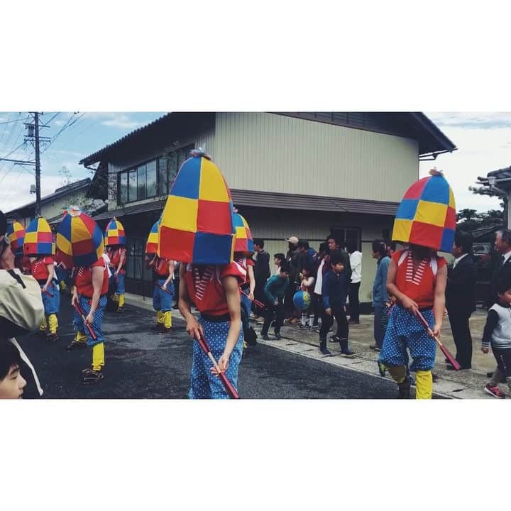 イレーネのインスタグラム：「Kinefuri dance: prayer for a good harvest 🌾 杵振り踊り たまらなくカッコいい #杵振り花馬祭り #杵振り踊り #杵振り祭り #kinefurimatsuri #kinefuriodori #japan #festival #matsuri #岐阜県 #中津川市 #nakatsugawa #gifu」